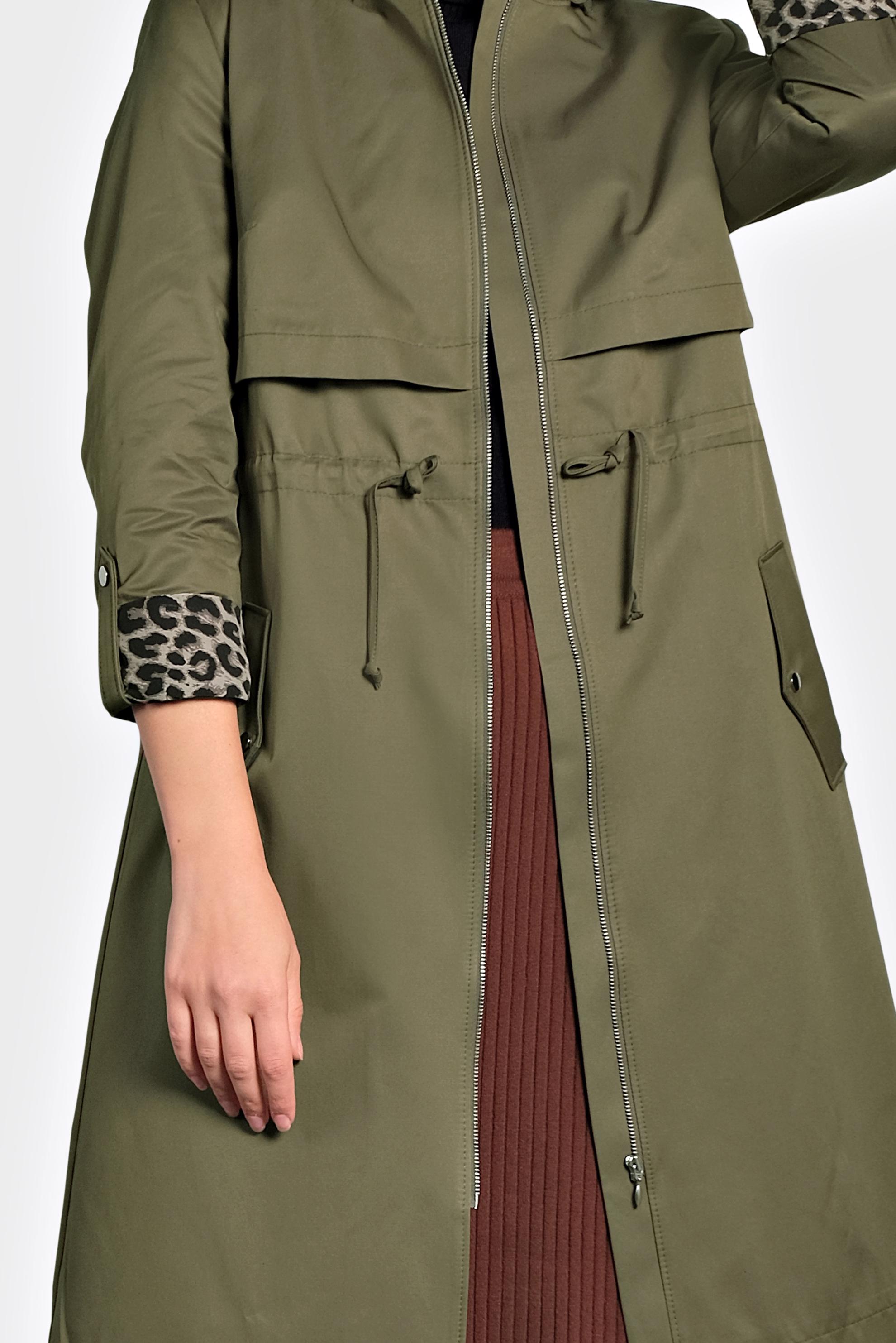 Tesettür giyim HAKİ BELİ BÜZGÜLÜ FERMUARLI LEOPAR DESENLİ TRENÇKOT 10124 