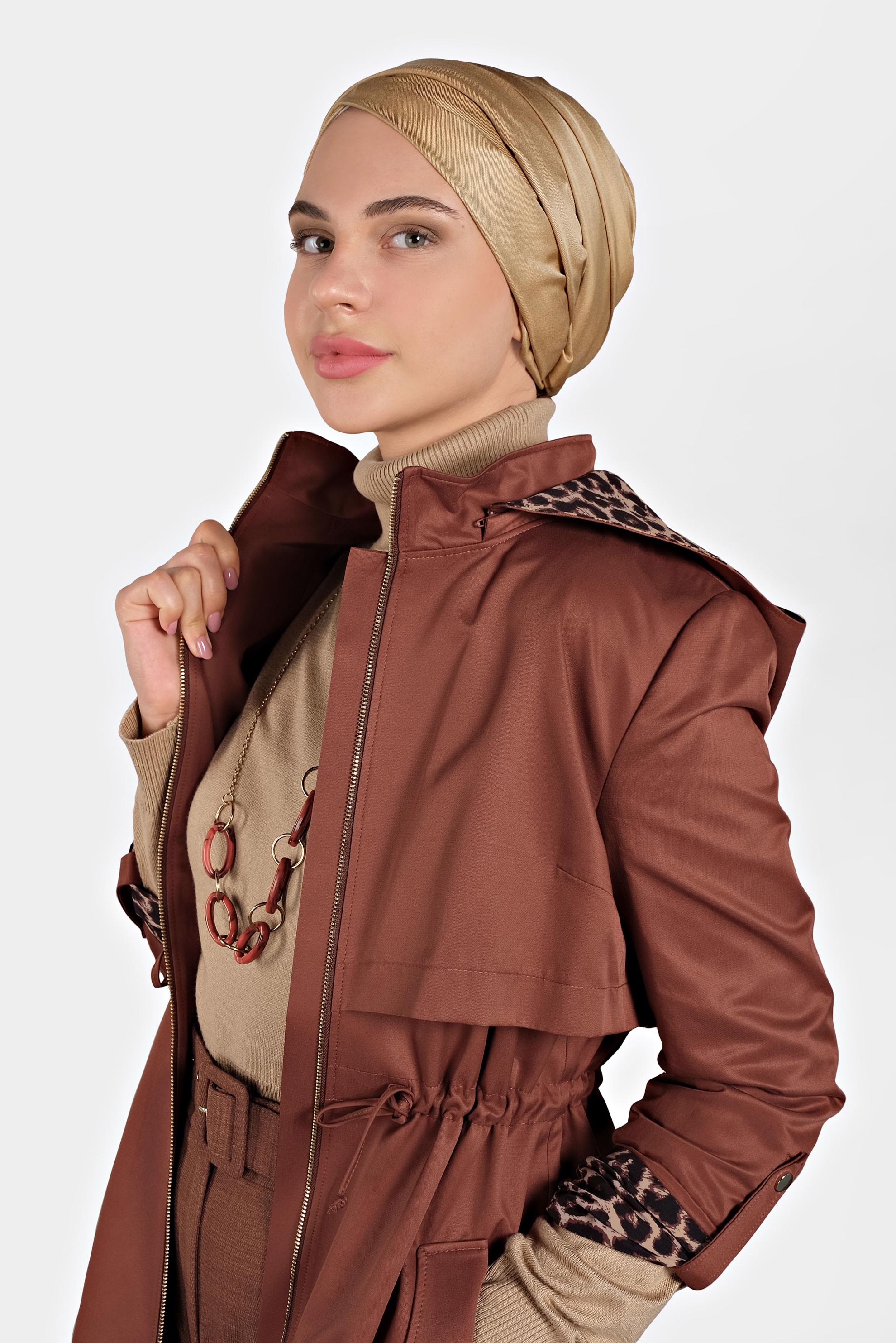 Tesettür giyim TURUNCU BELİ BÜZGÜLÜ FERMUARLI LEOPAR DESENLİ TRENÇKOT 10124 