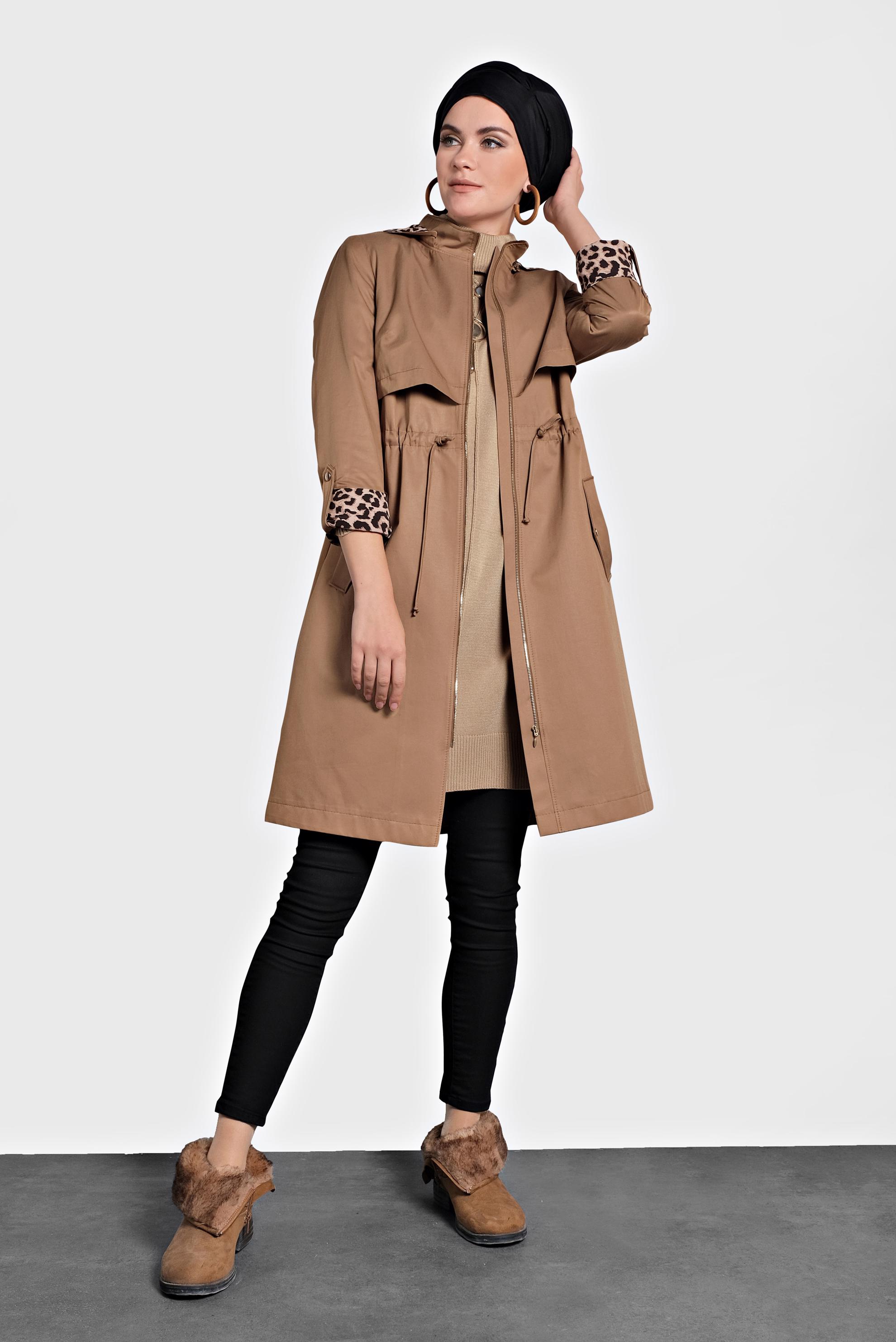 Tesettür giyim TABA BELİ BÜZGÜLÜ FERMUARLI LEOPAR DESENLİ TRENÇKOT 10124 