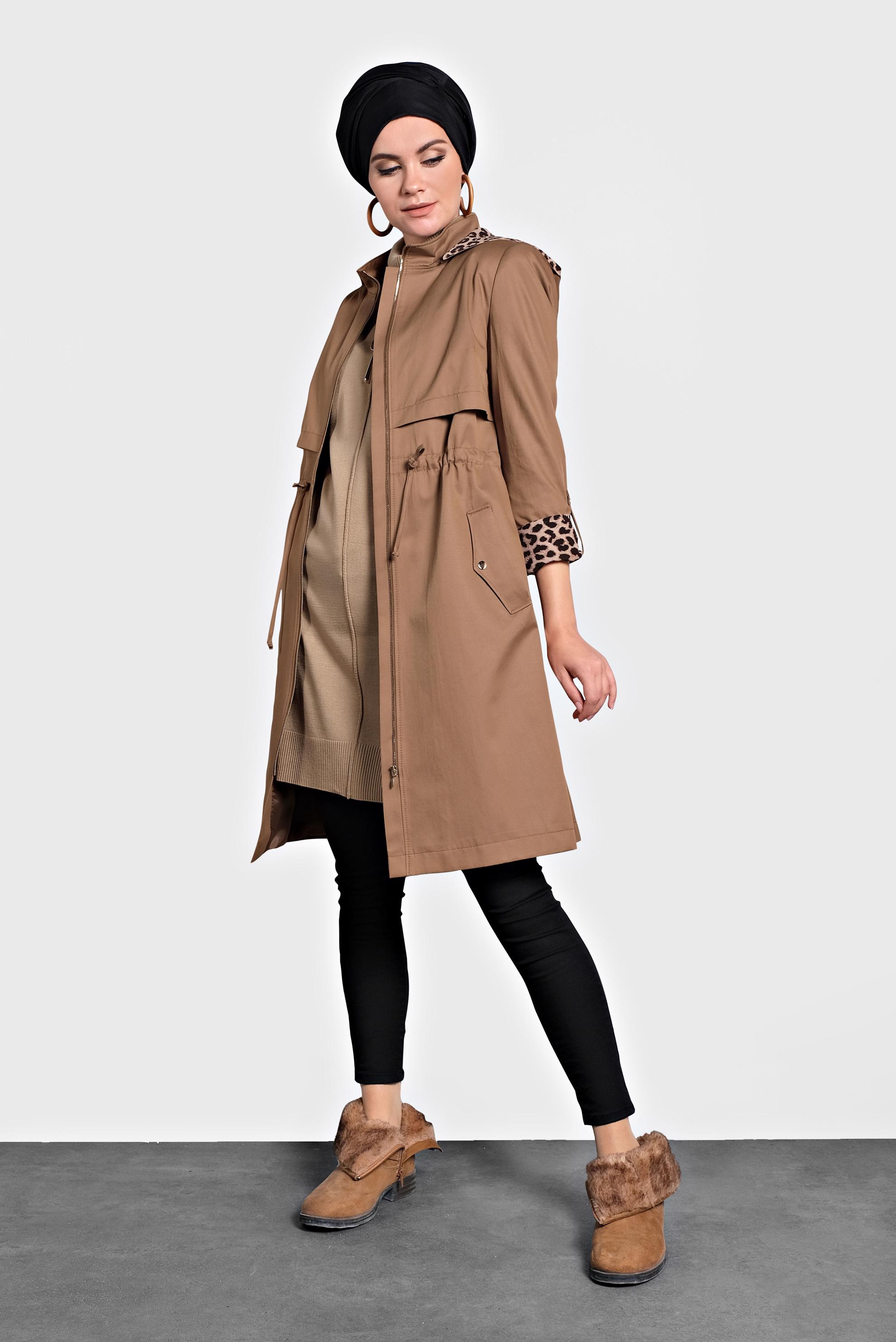 Tesettür giyim TABA BELİ BÜZGÜLÜ FERMUARLI LEOPAR DESENLİ TRENÇKOT 10124 