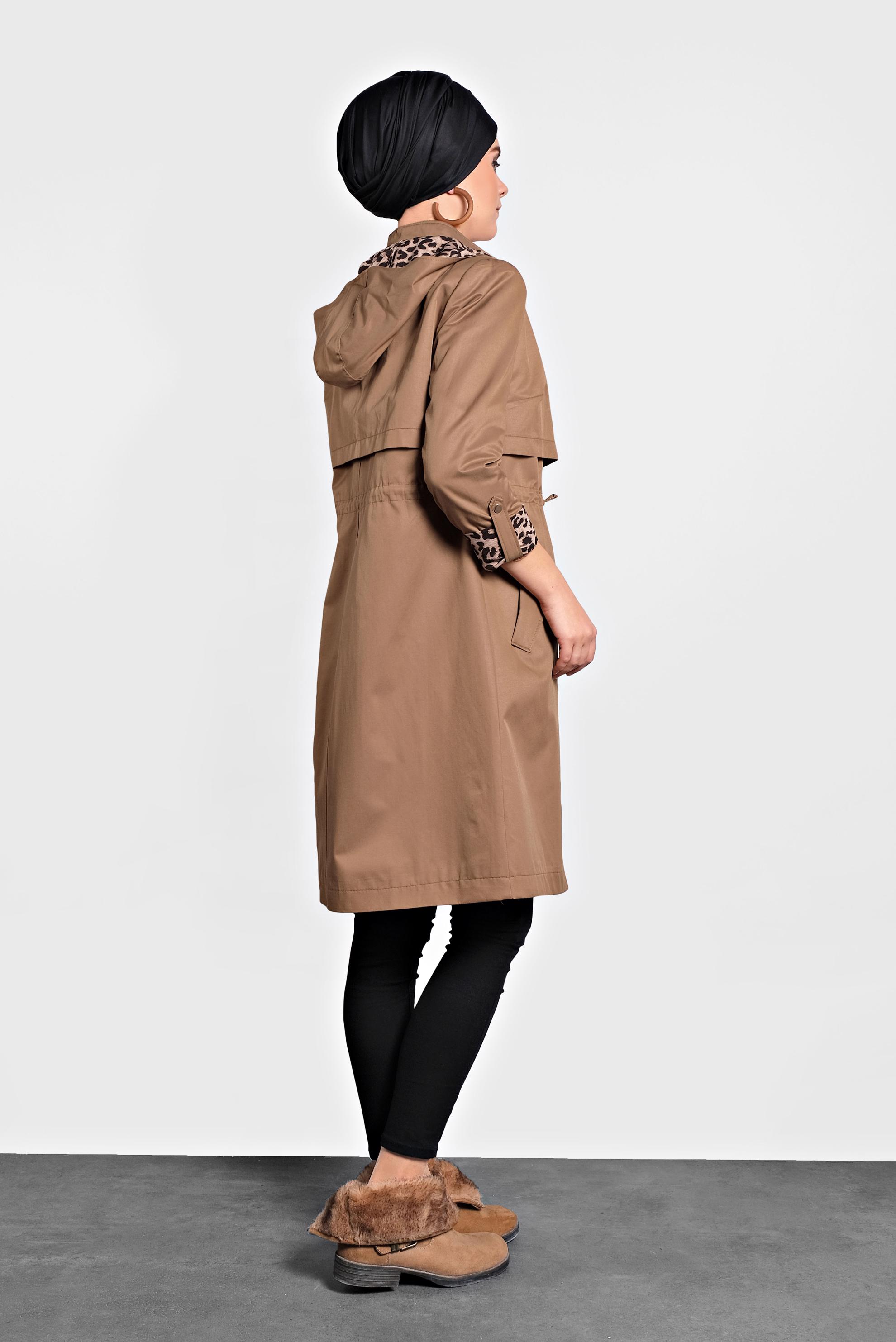 Tesettür giyim TABA BELİ BÜZGÜLÜ FERMUARLI LEOPAR DESENLİ TRENÇKOT 10124 