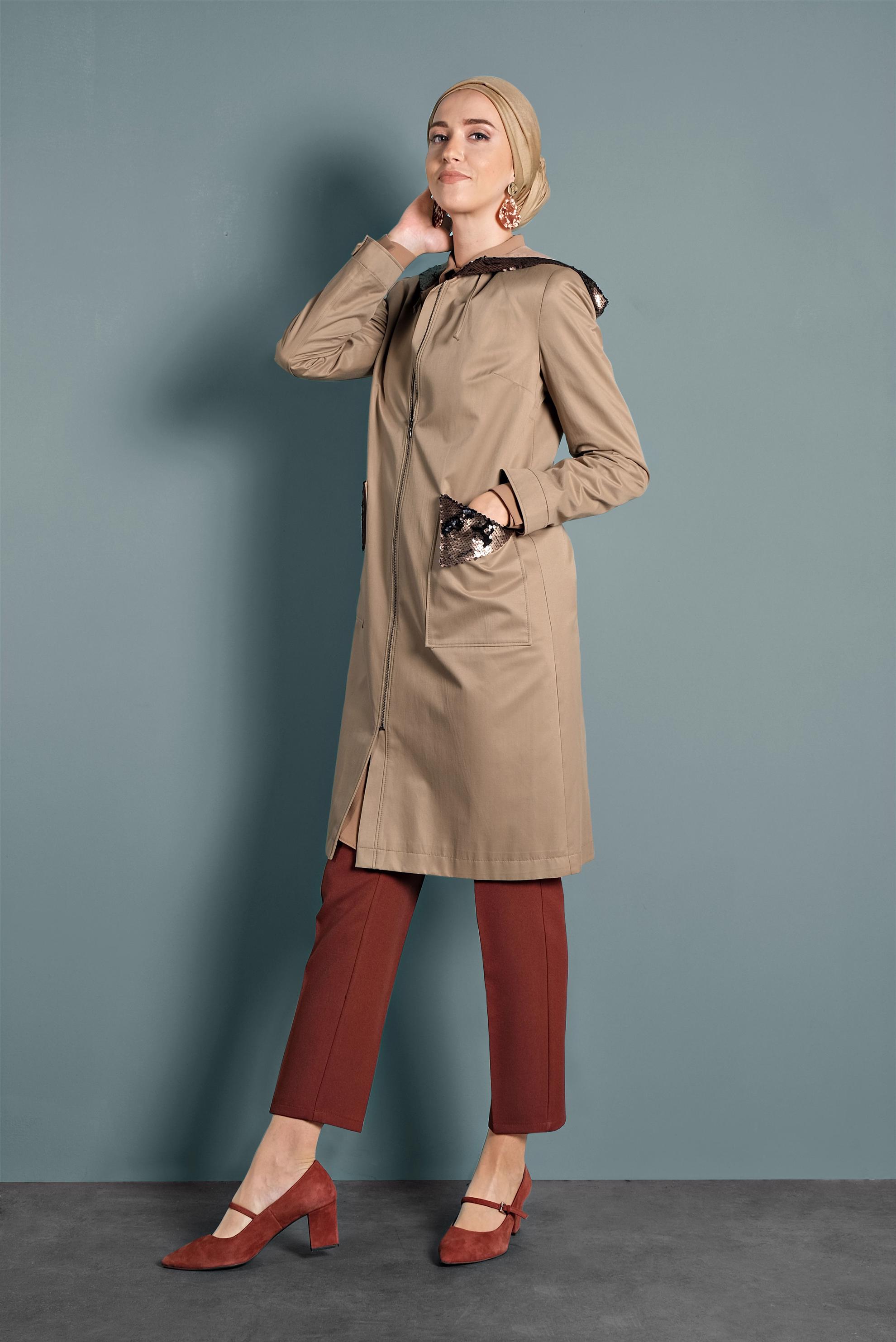 Tesettür giyim KAHVE CEPLERİ PULLU KAPÜŞONLU TRENÇKOT 10125 