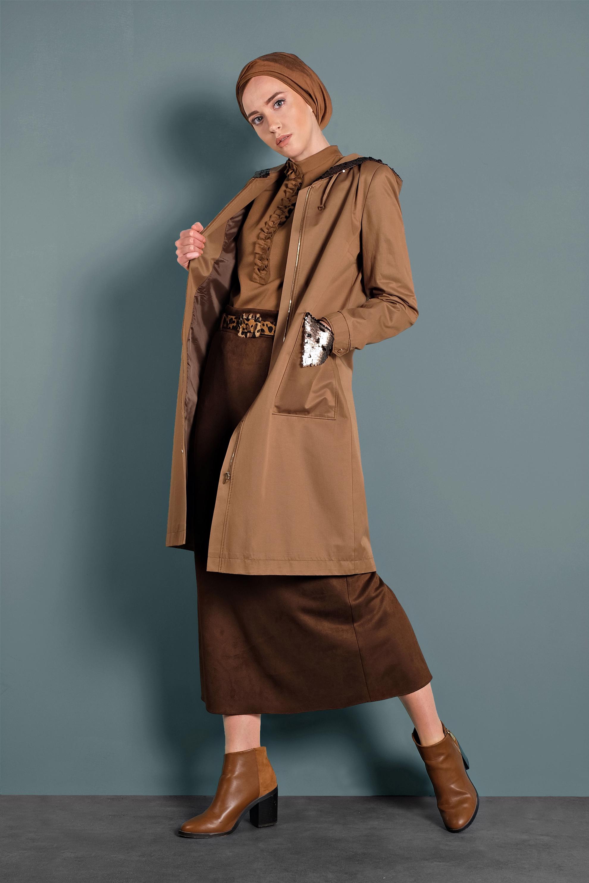 Tesettür giyim TABA CEPLERİ PULLU KAPÜŞONLU TRENÇKOT 10125 