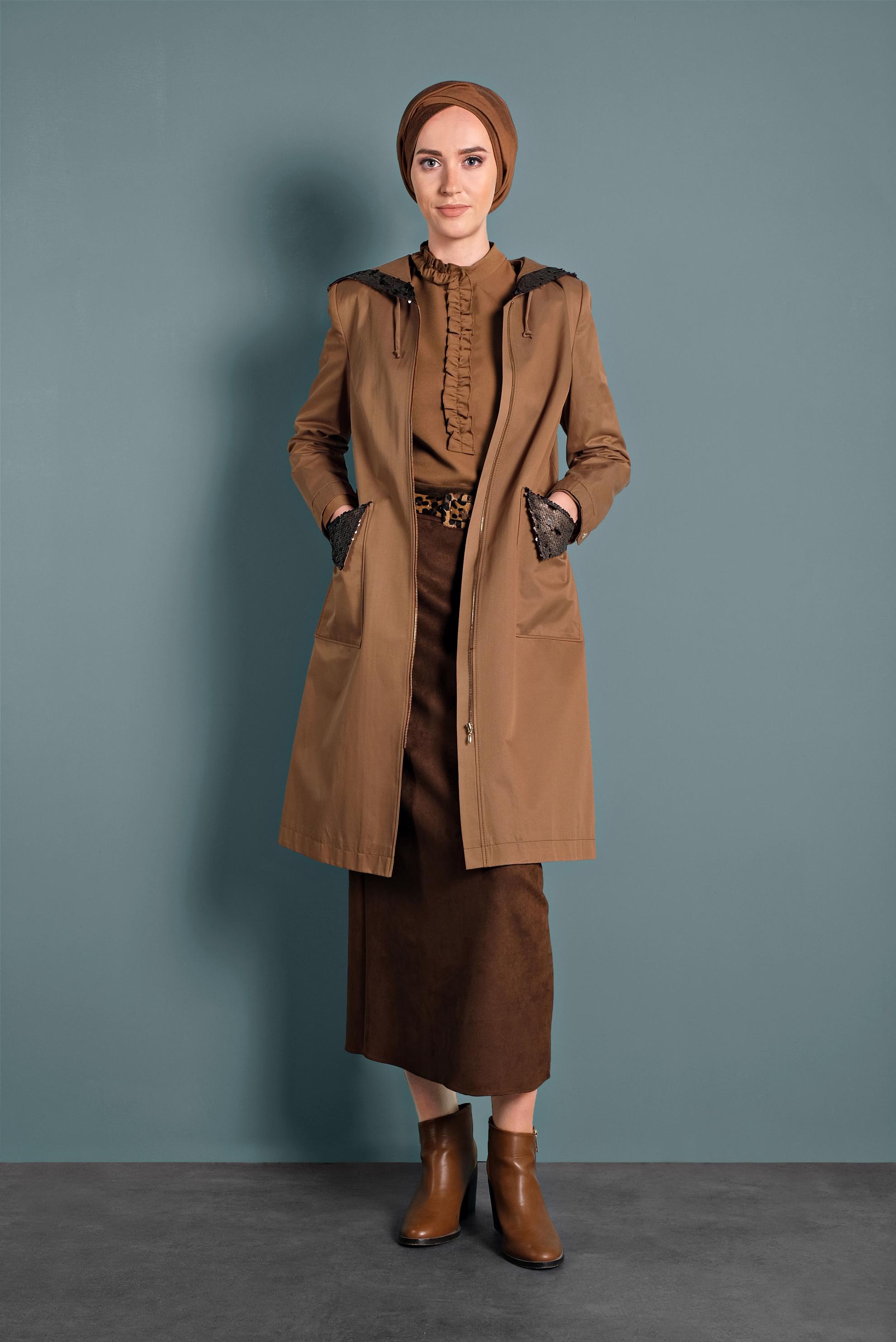 Tesettür giyim TABA CEPLERİ PULLU KAPÜŞONLU TRENÇKOT 10125 