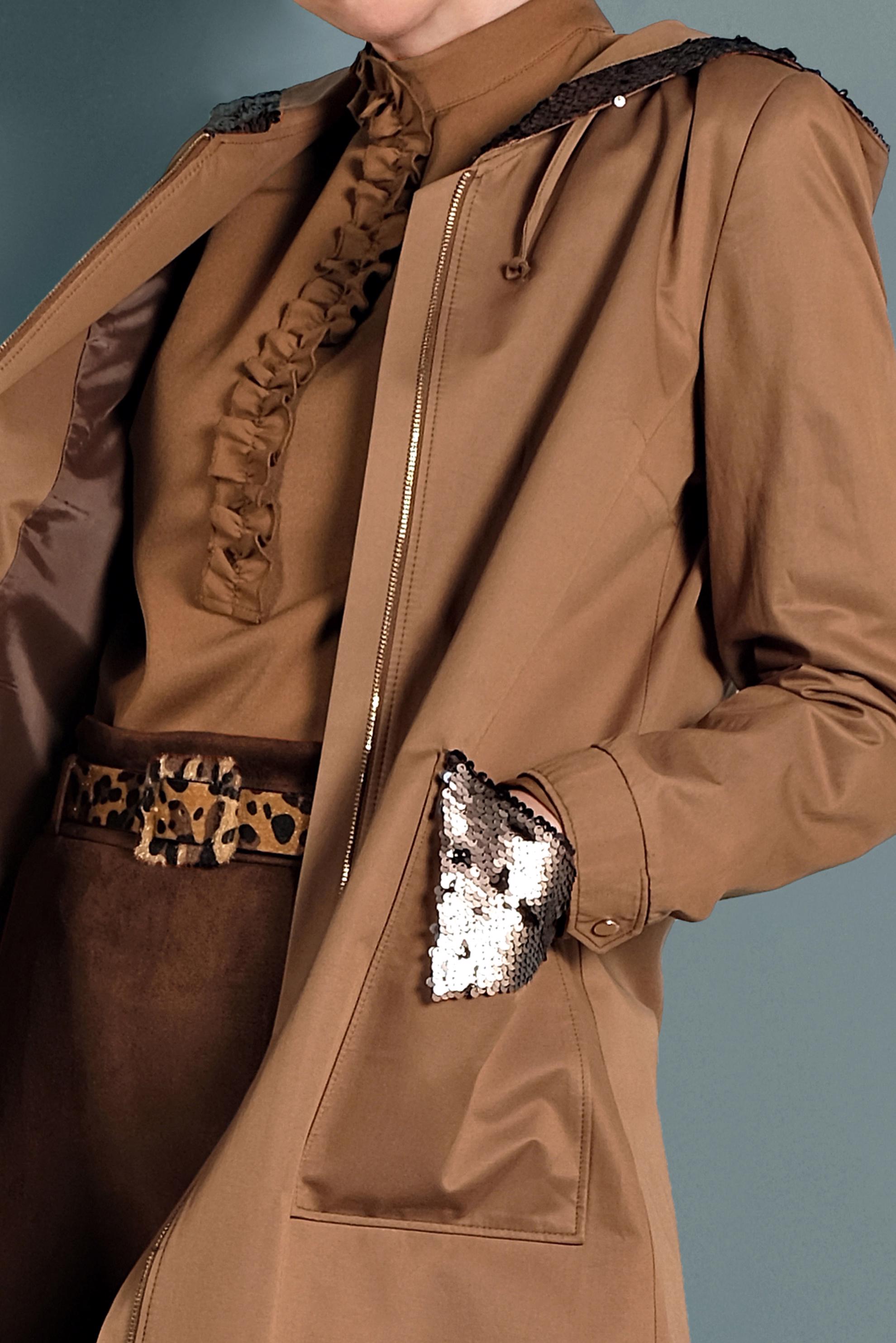 Tesettür giyim TABA CEPLERİ PULLU KAPÜŞONLU TRENÇKOT 10125 