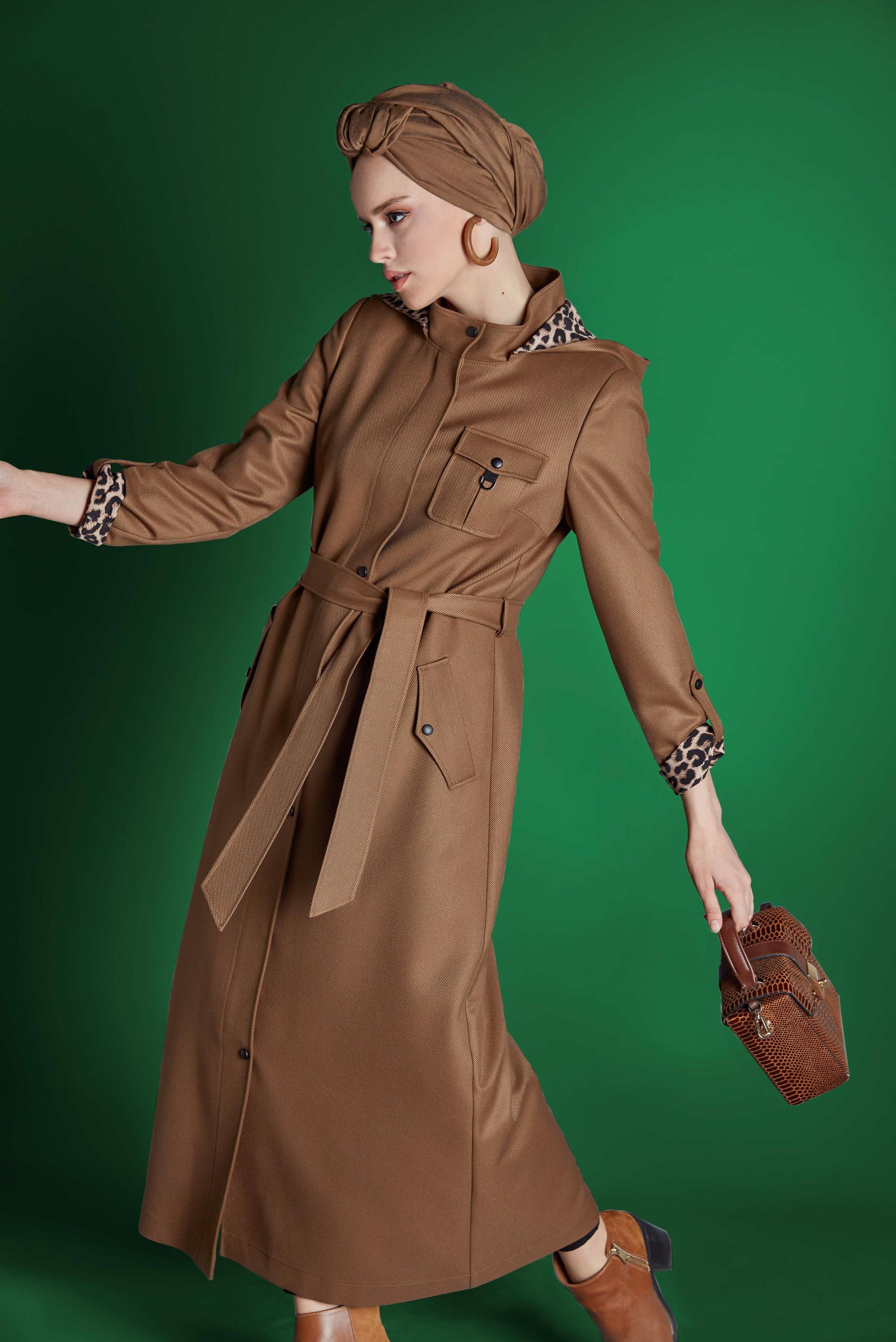 Tesettür giyim TABA BELİ KUŞAKLI LEOPAR DESENLİ TRENÇKOT 10129 