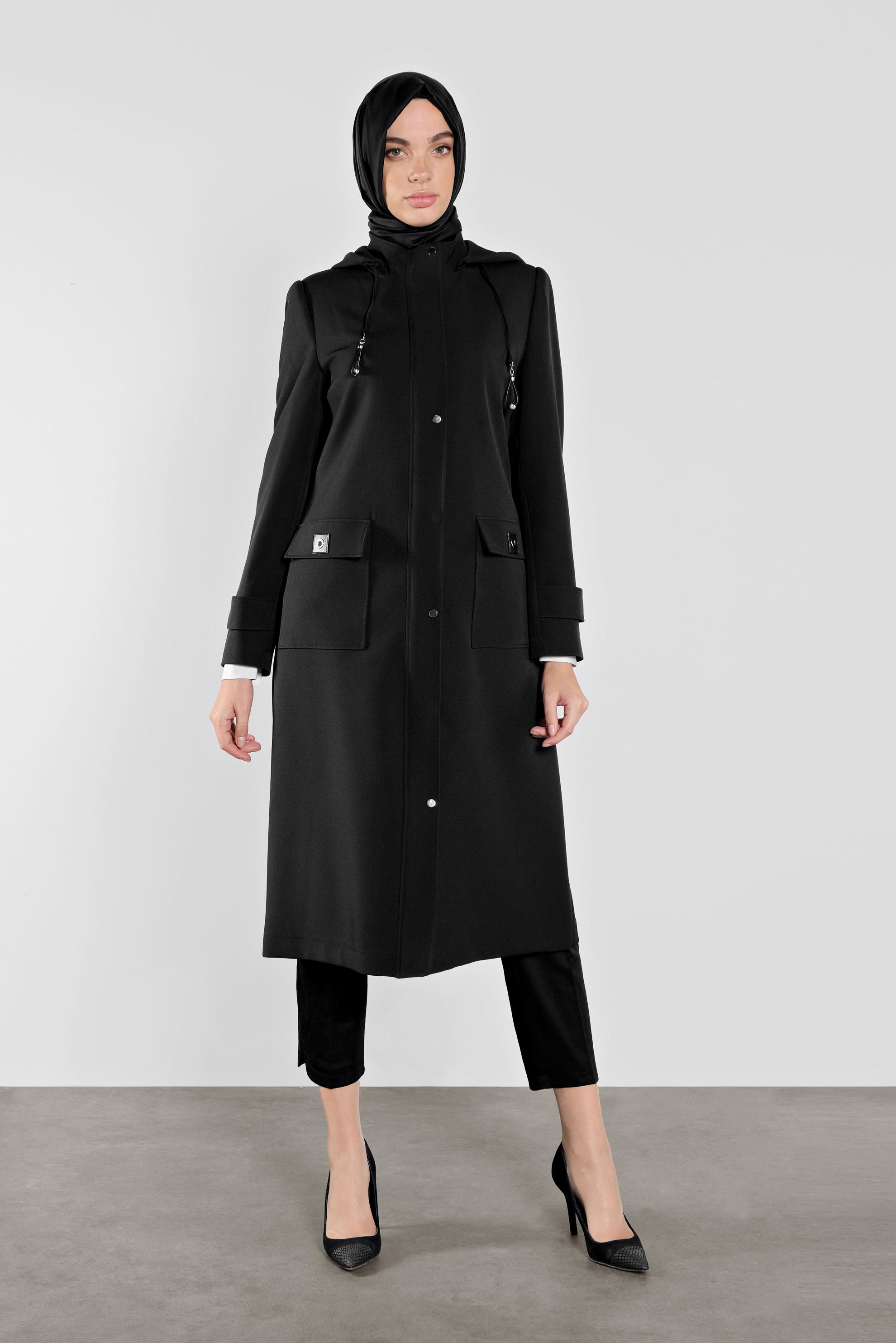 Tesettür giyim SİYAH KAPÜŞONLU CEPLİ KUŞGÖZÜ DETAYLI TRENÇKOT 10280 