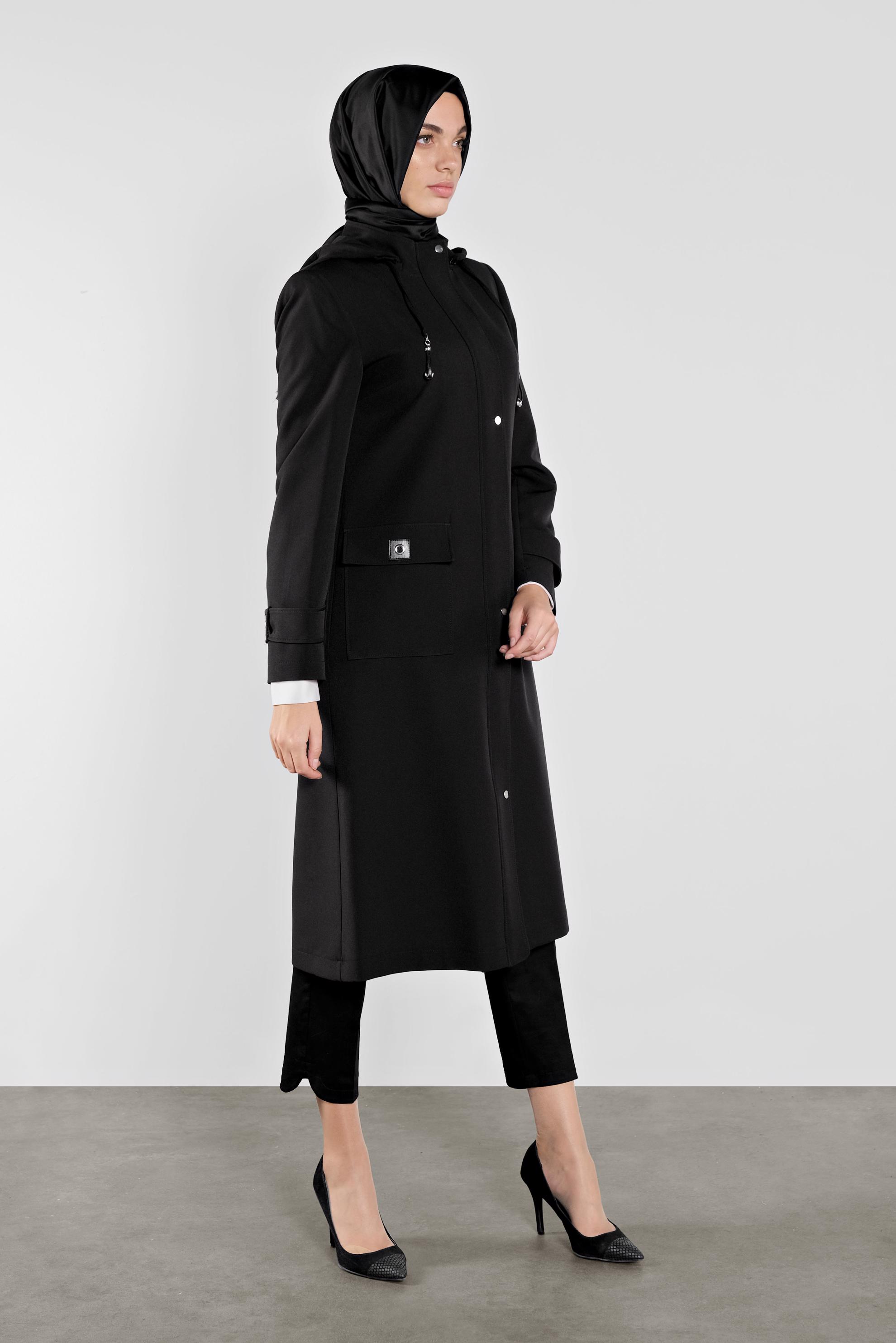 Tesettür giyim SİYAH KAPÜŞONLU CEPLİ KUŞGÖZÜ DETAYLI TRENÇKOT 10280 