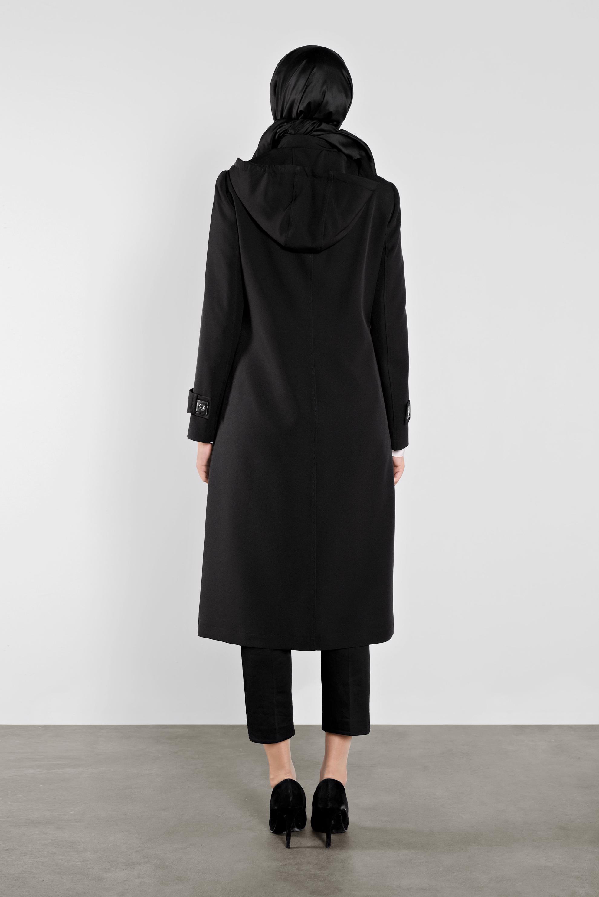 Tesettür giyim SİYAH KAPÜŞONLU CEPLİ KUŞGÖZÜ DETAYLI TRENÇKOT 10280 