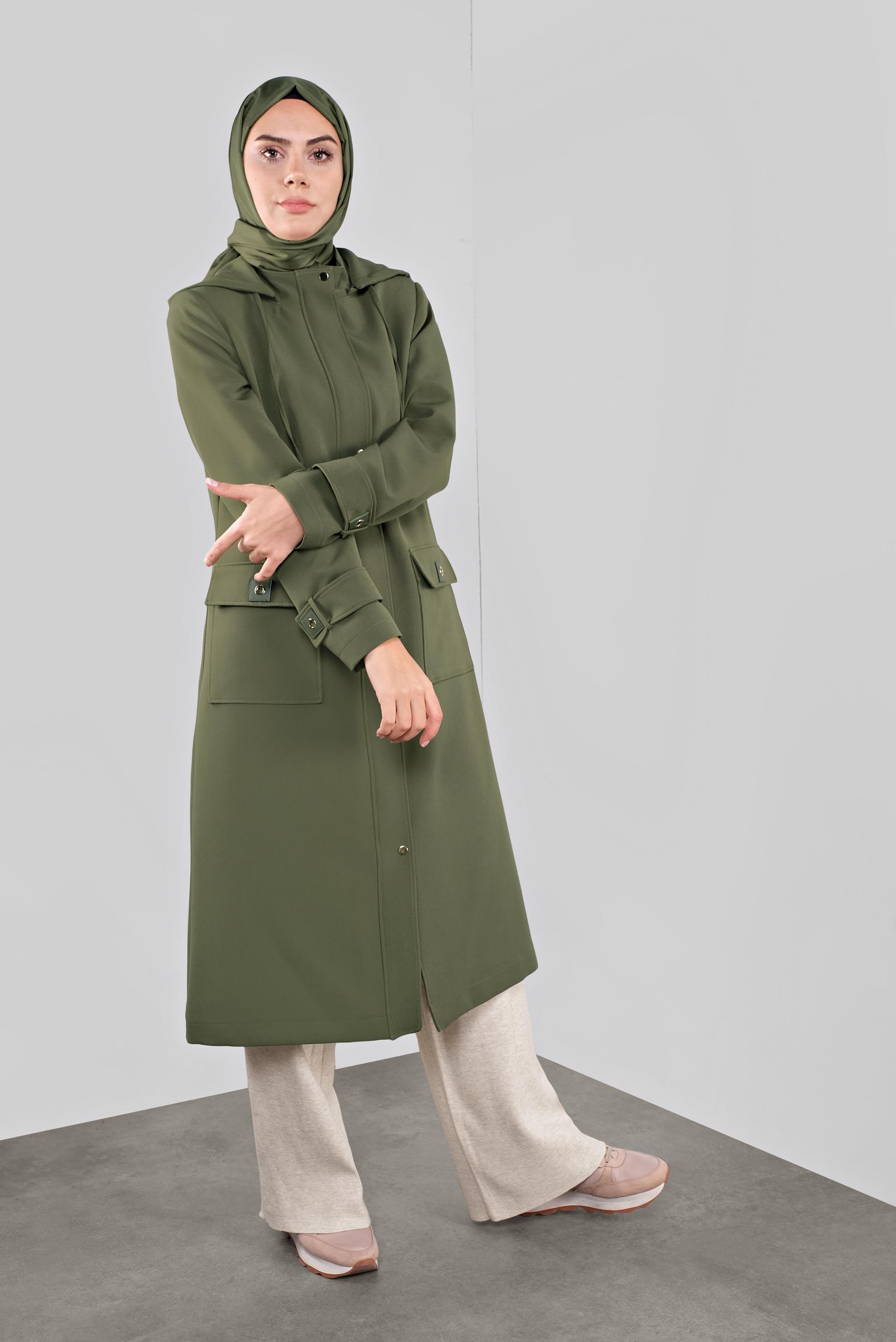 Tesettür giyim HAKİ KAPÜŞONLU CEPLİ KUŞGÖZÜ DETAYLI TRENÇKOT 10280 