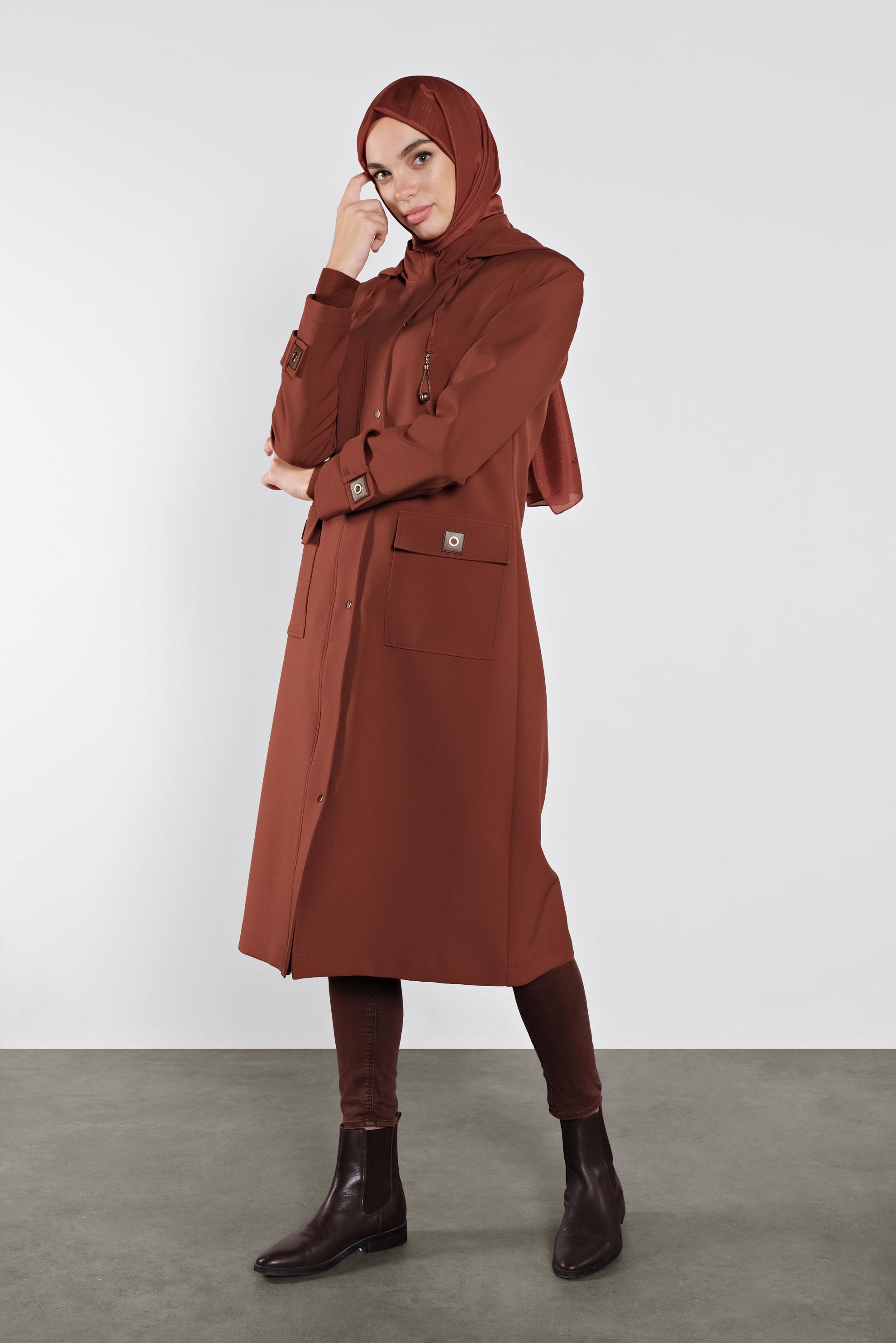 Tesettür giyim TURUNCU KAPÜŞONLU CEPLİ KUŞGÖZÜ DETAYLI TRENÇKOT 10280 