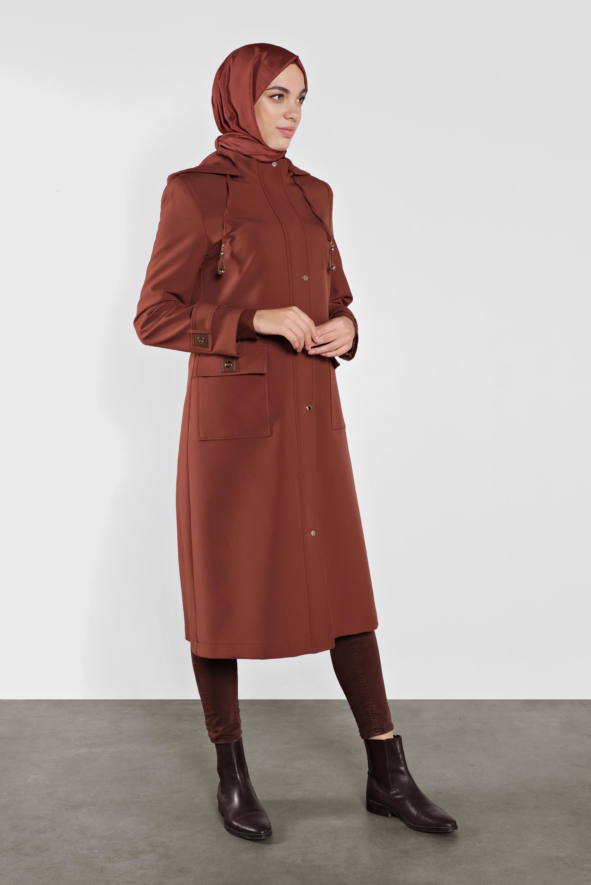 Tesettür giyim TURUNCU KAPÜŞONLU CEPLİ KUŞGÖZÜ DETAYLI TRENÇKOT 10280 