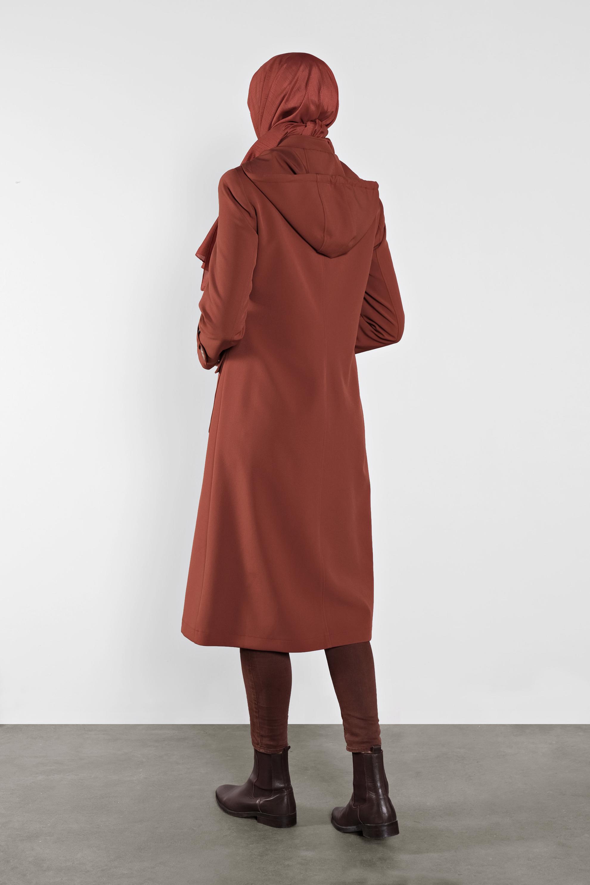 Tesettür giyim TURUNCU KAPÜŞONLU CEPLİ KUŞGÖZÜ DETAYLI TRENÇKOT 10280 