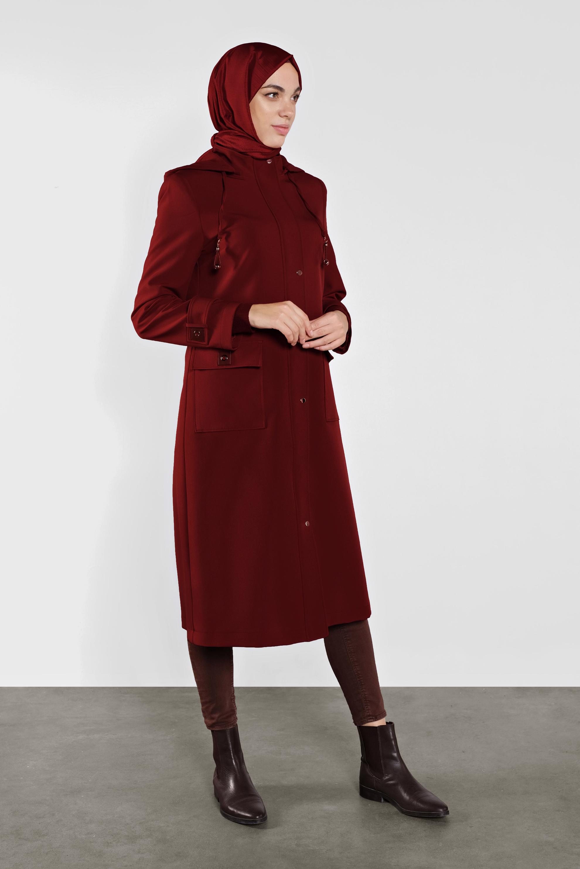 Tesettür giyim BORDO KAPÜŞONLU CEPLİ KUŞGÖZÜ DETAYLI TRENÇKOT 10280 