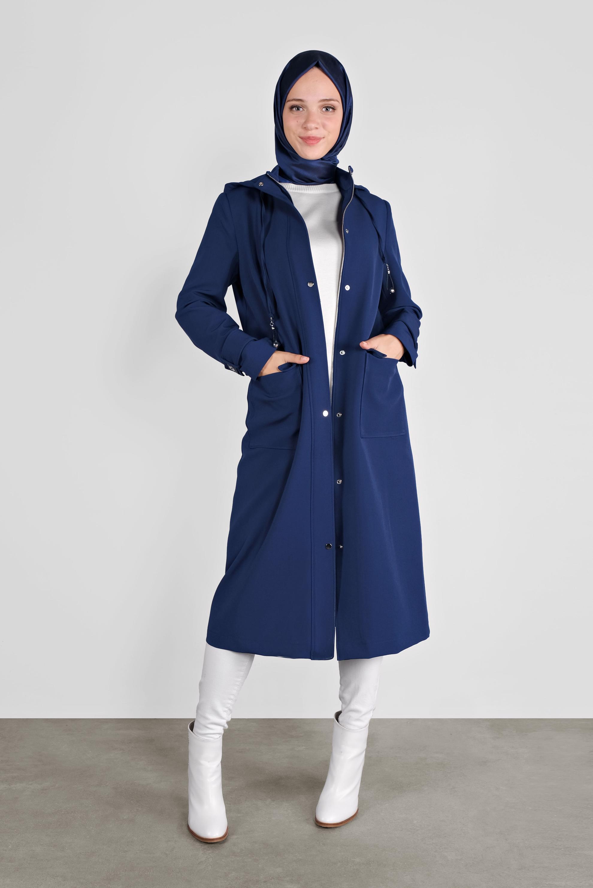 Tesettür giyim LACİVERT KAPÜŞONLU CEPLİ KUŞGÖZÜ DETAYLI TRENÇKOT 10280 