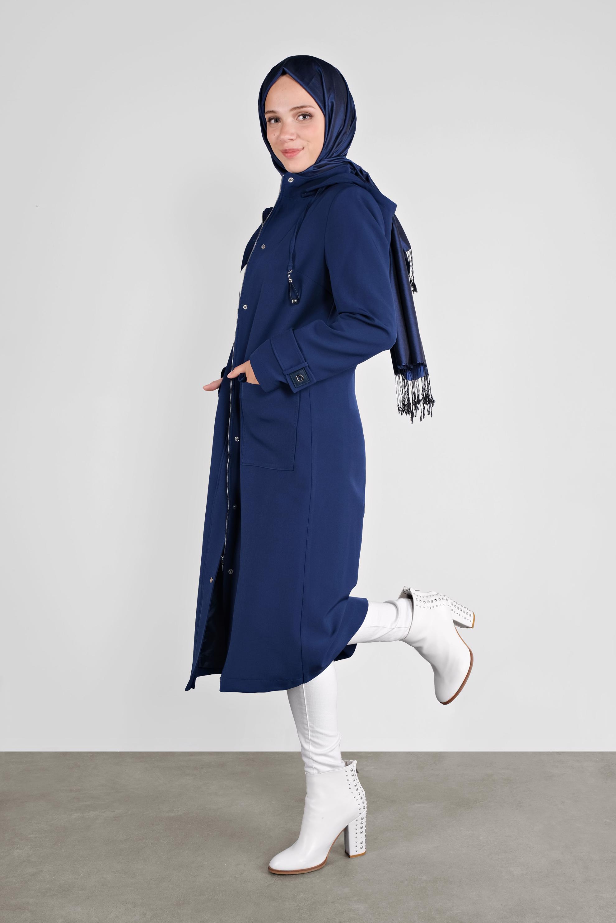 Tesettür giyim LACİVERT KAPÜŞONLU CEPLİ KUŞGÖZÜ DETAYLI TRENÇKOT 10280 