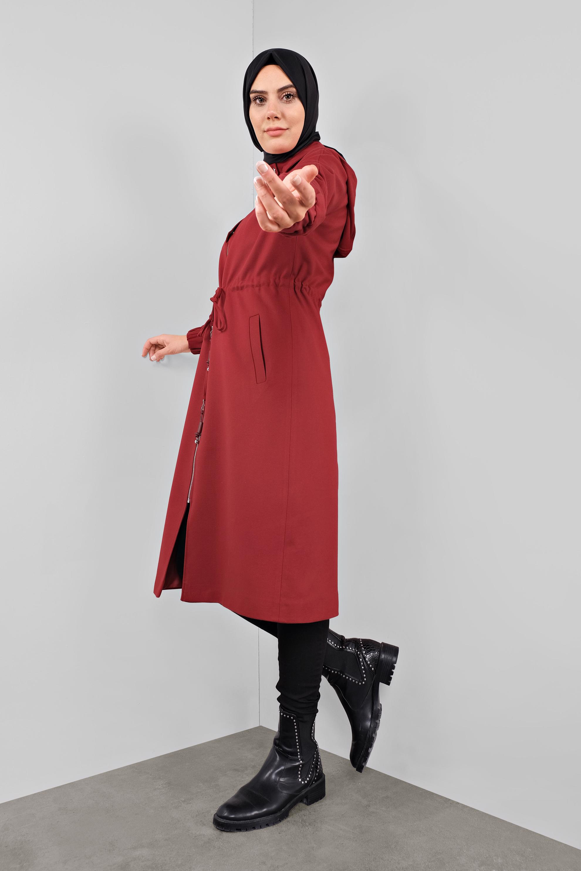 Tesettür giyim KIRMIZI BELİ BÜZGÜLÜ KAPÜŞONLU TRENÇKOT 10289 