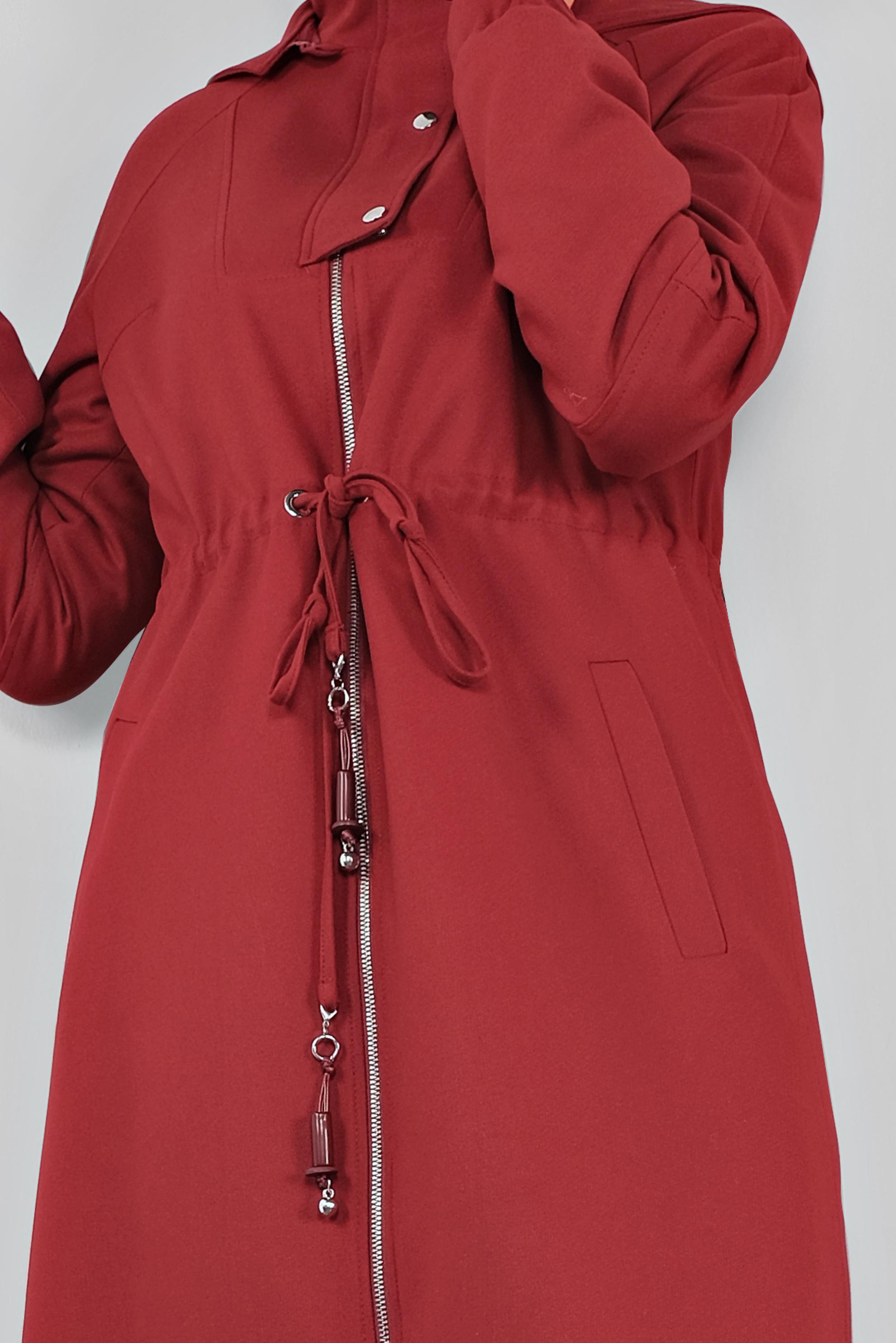 Tesettür giyim KIRMIZI BELİ BÜZGÜLÜ KAPÜŞONLU TRENÇKOT 10289 