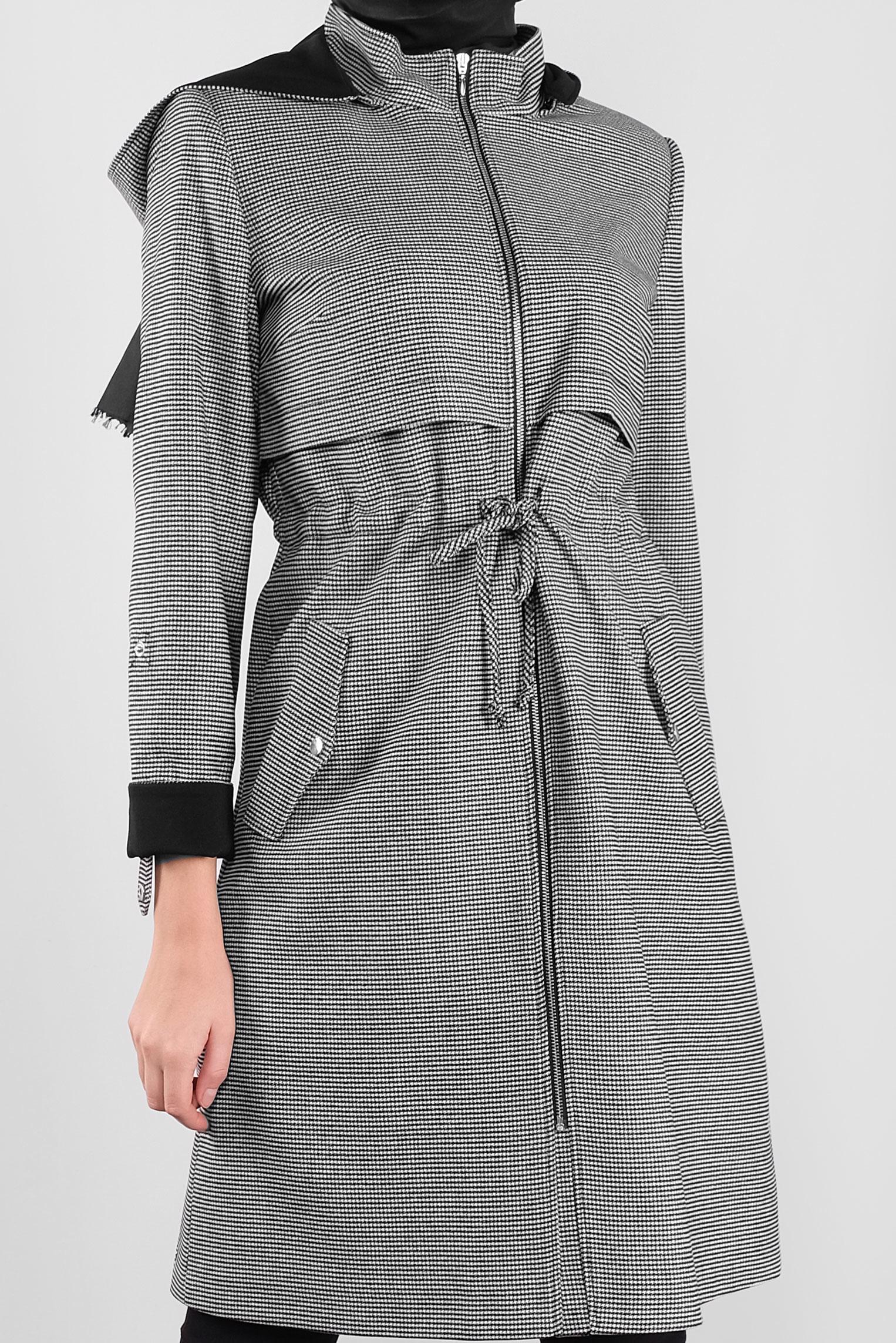 Tesettür giyim SİYAH BELDEN BÜZGÜLÜ FERMUARLI TRENÇKOT 10315 