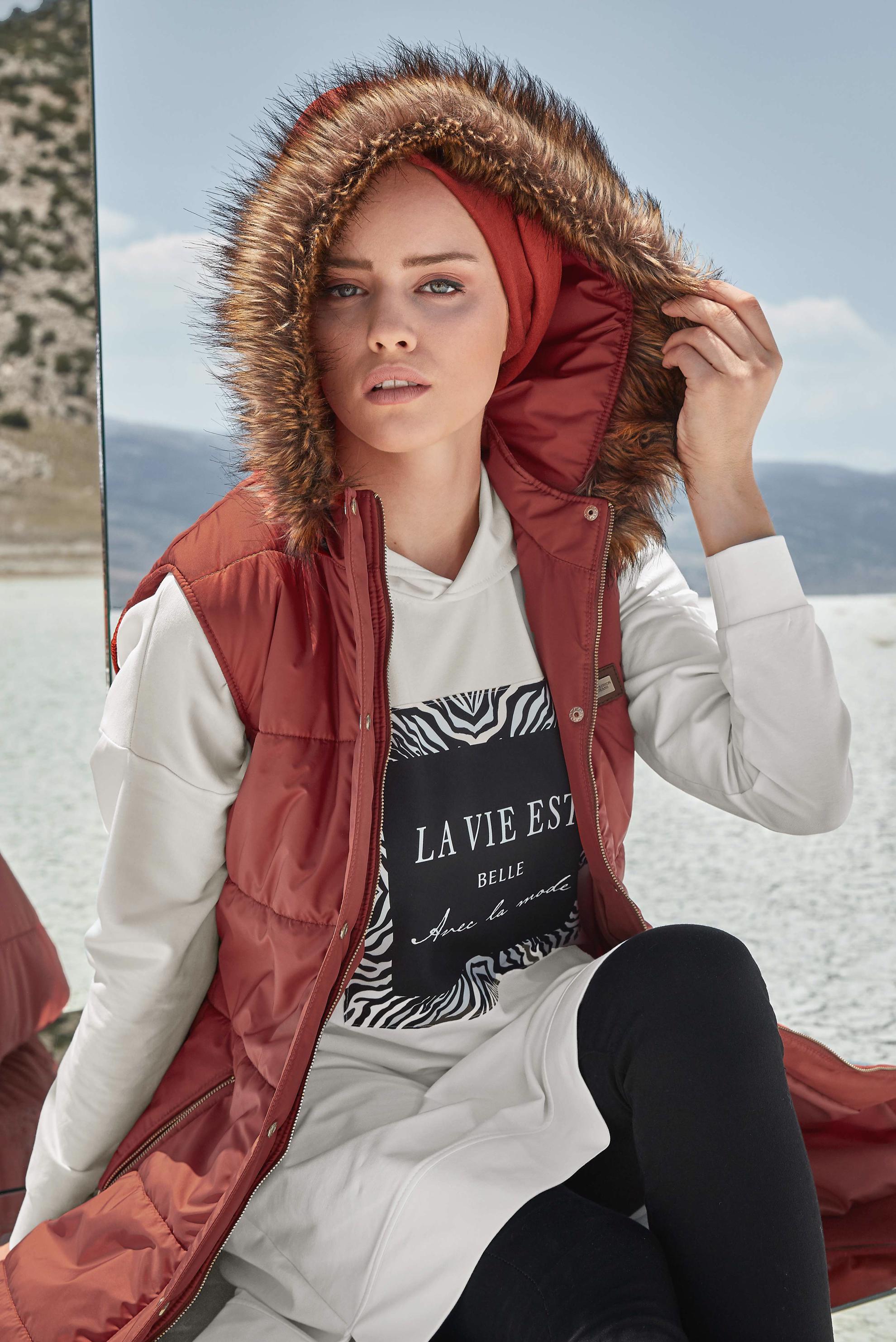 Tesettür giyim TURUNCU  KAPÜŞONLU ŞİŞME YELEK 90052