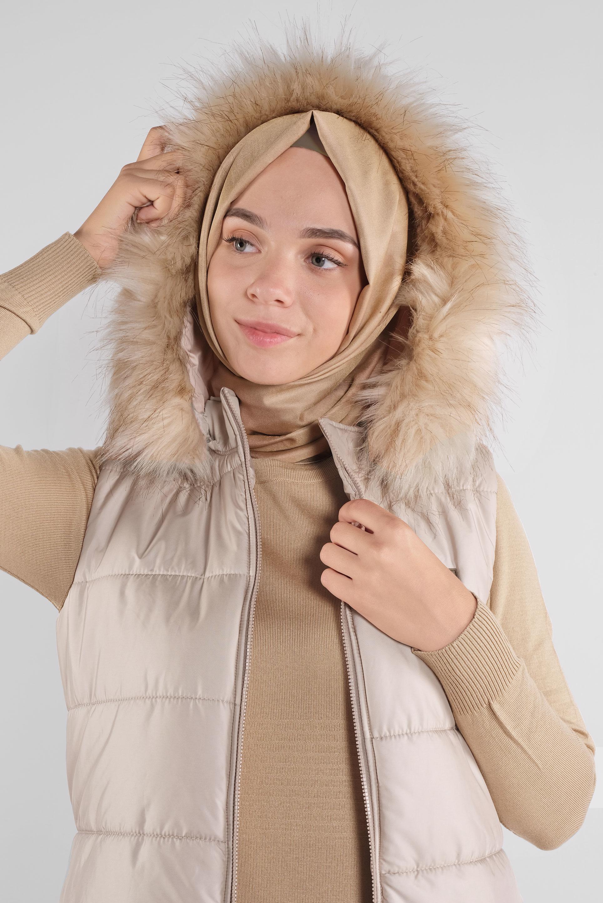 Tesettür giyim BEJ KAPÜŞONU KÜRKLÜ ŞİŞME YELEK 90120