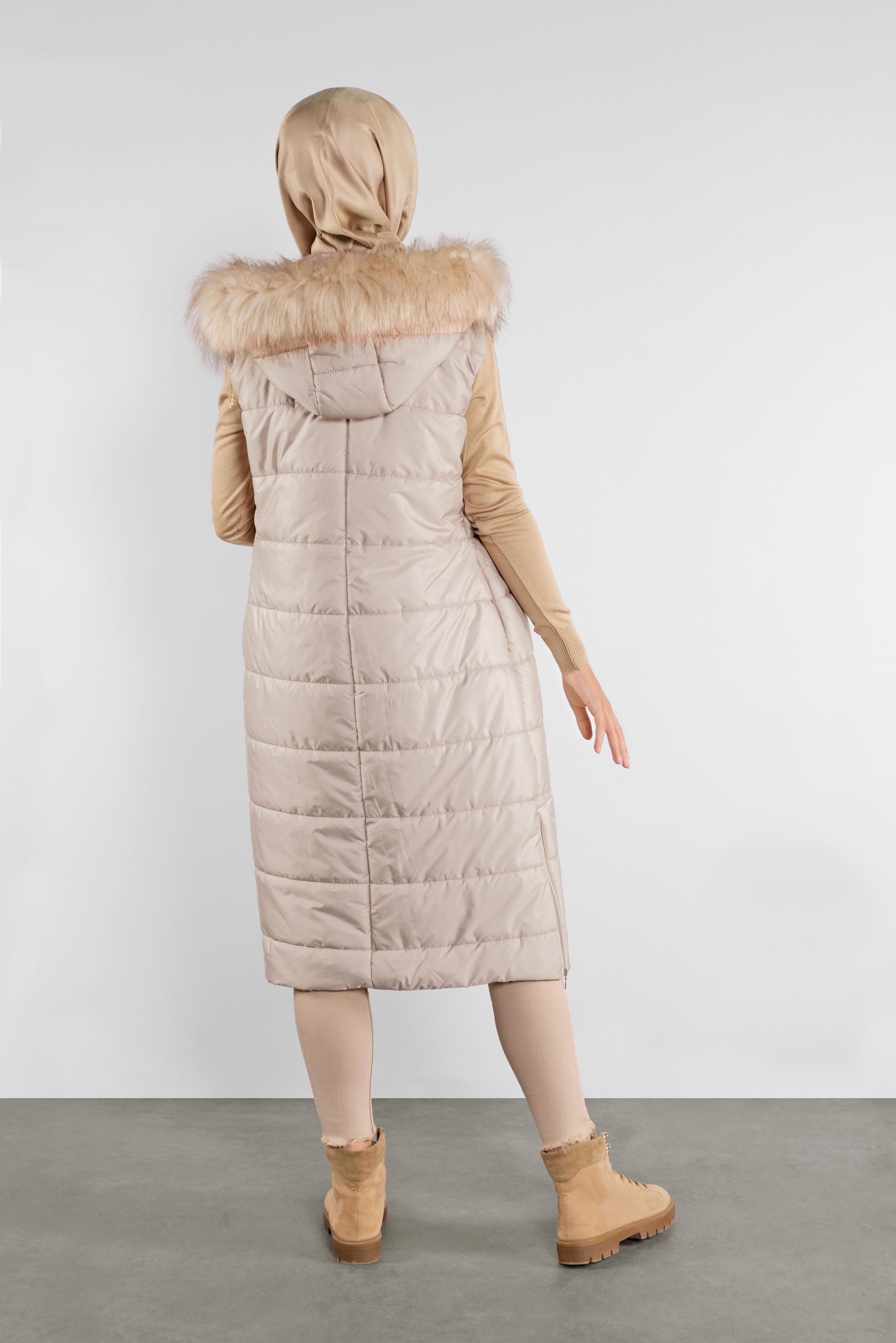 Tesettür giyim BEJ KAPÜŞONU KÜRKLÜ ŞİŞME YELEK 90120