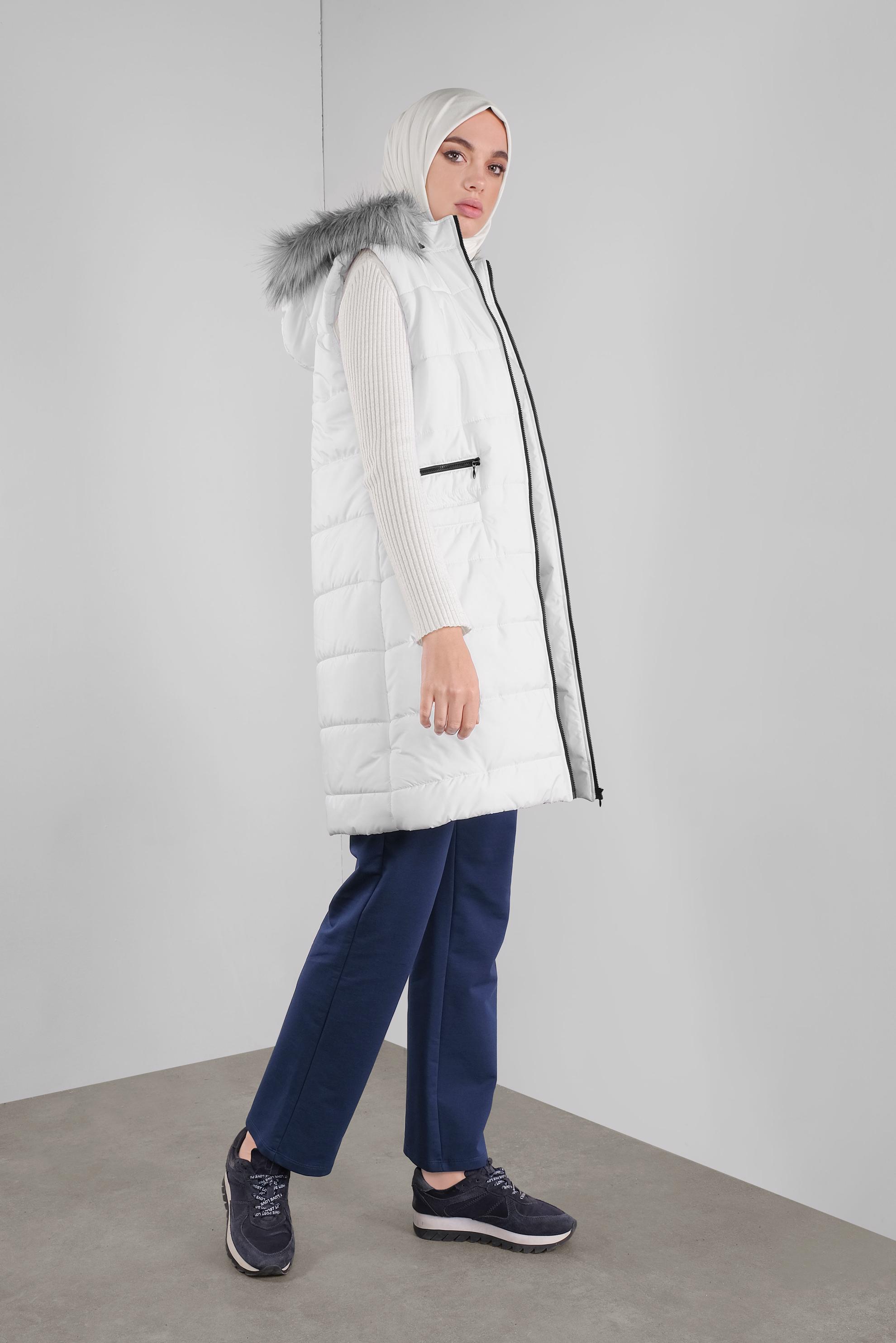 Tesettür giyim BEYAZ KAPÜŞONU KÜRKLÜ ŞİŞME YELEK 90146  