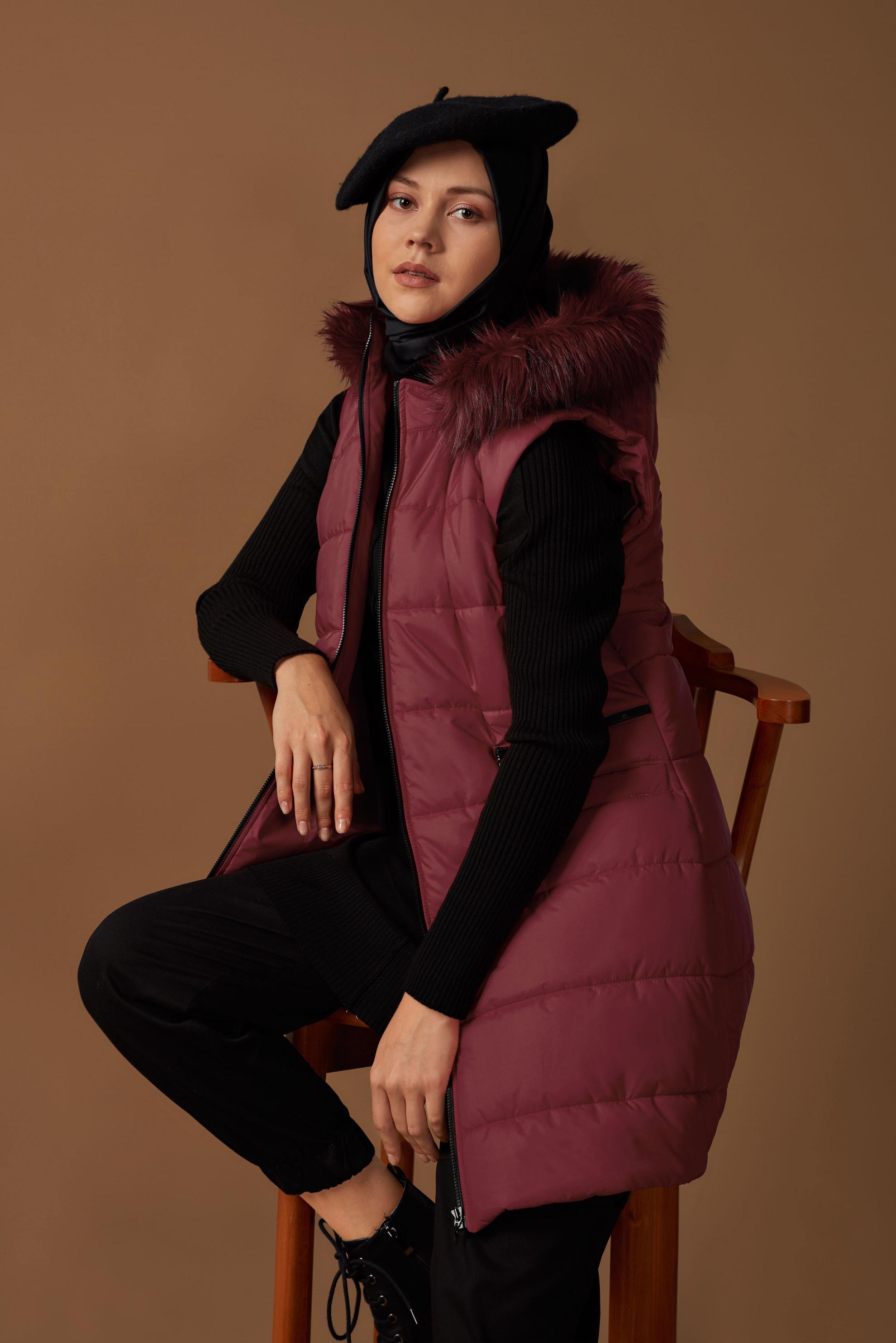 Tesettür giyim BORDO KAPÜŞONU KÜRKLÜ ŞİŞME YELEK 90146  