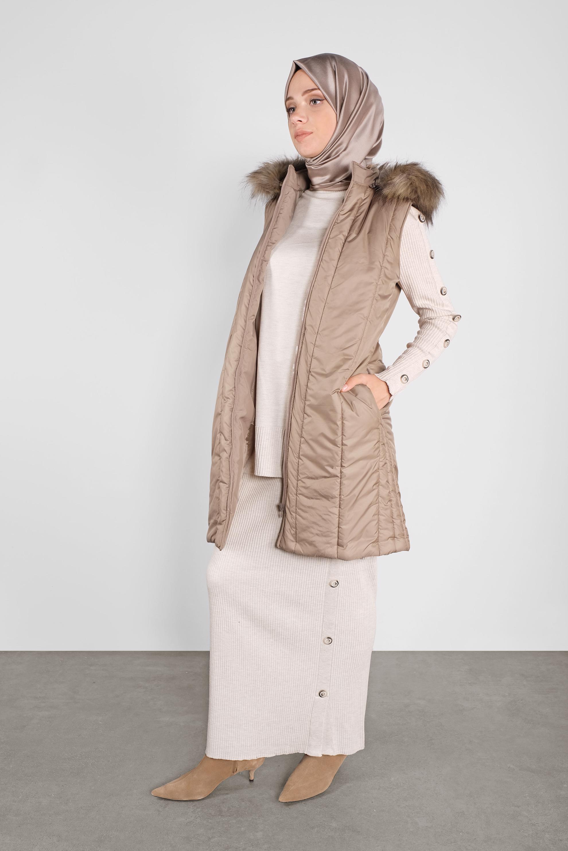 Tesettür giyim KAHVE KAPÜŞONU KÜRKLÜ ŞİŞME YELEK 90159 