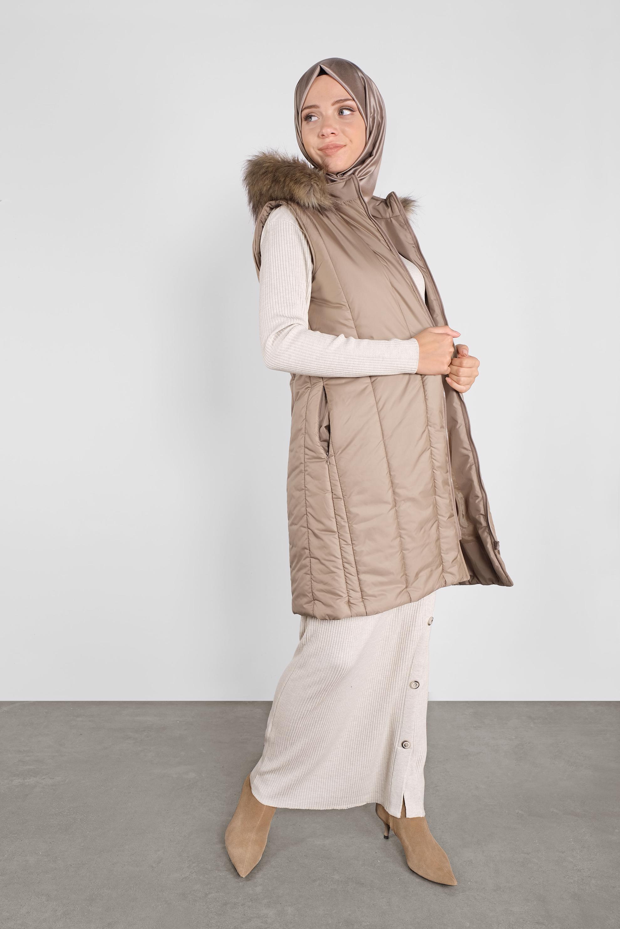 Tesettür giyim KAHVE KAPÜŞONU KÜRKLÜ ŞİŞME YELEK 90159 