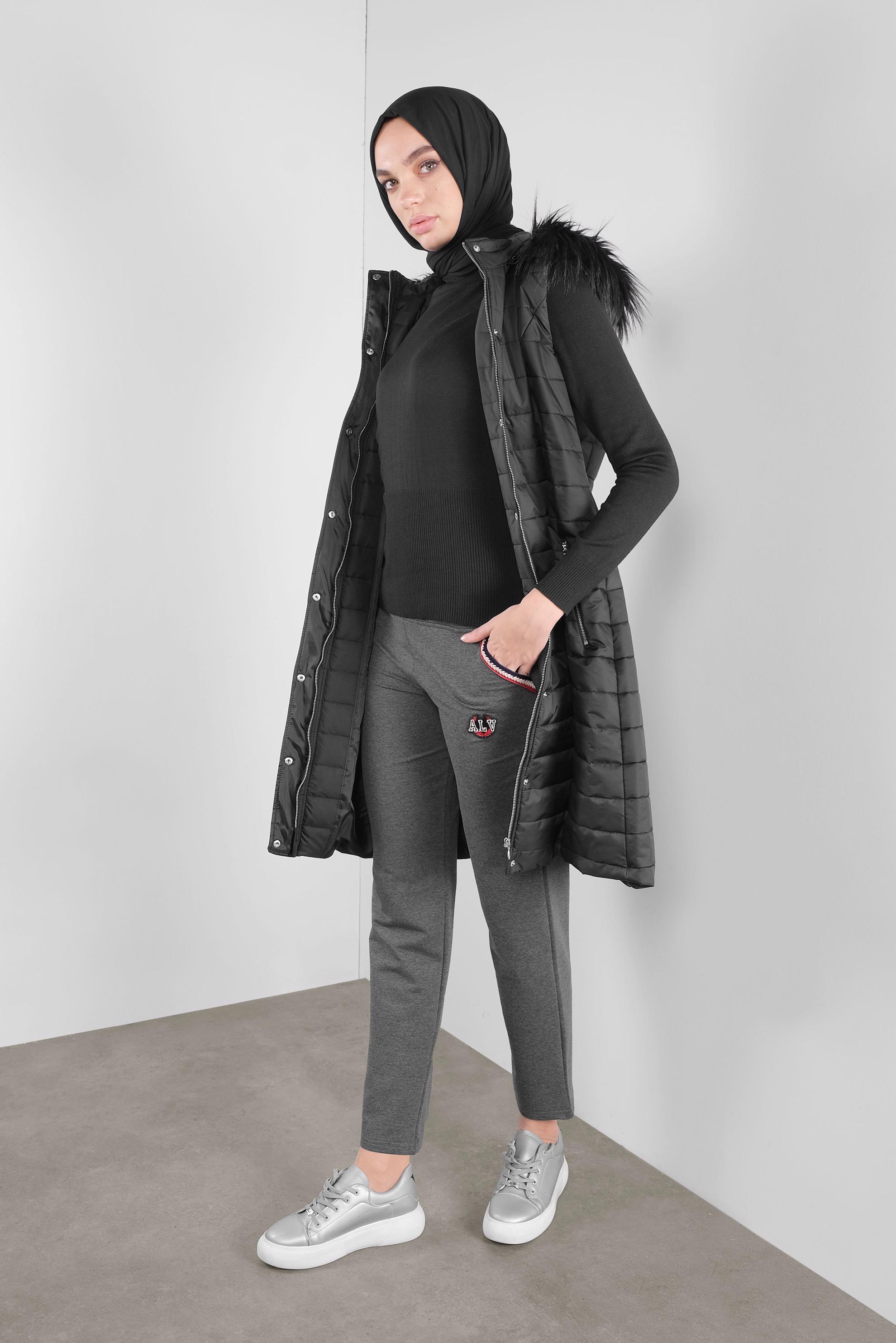 Tesettür giyim SİYAH KÜRKLÜ KAPÜŞONLU KAPİTONE YELEK 90177 