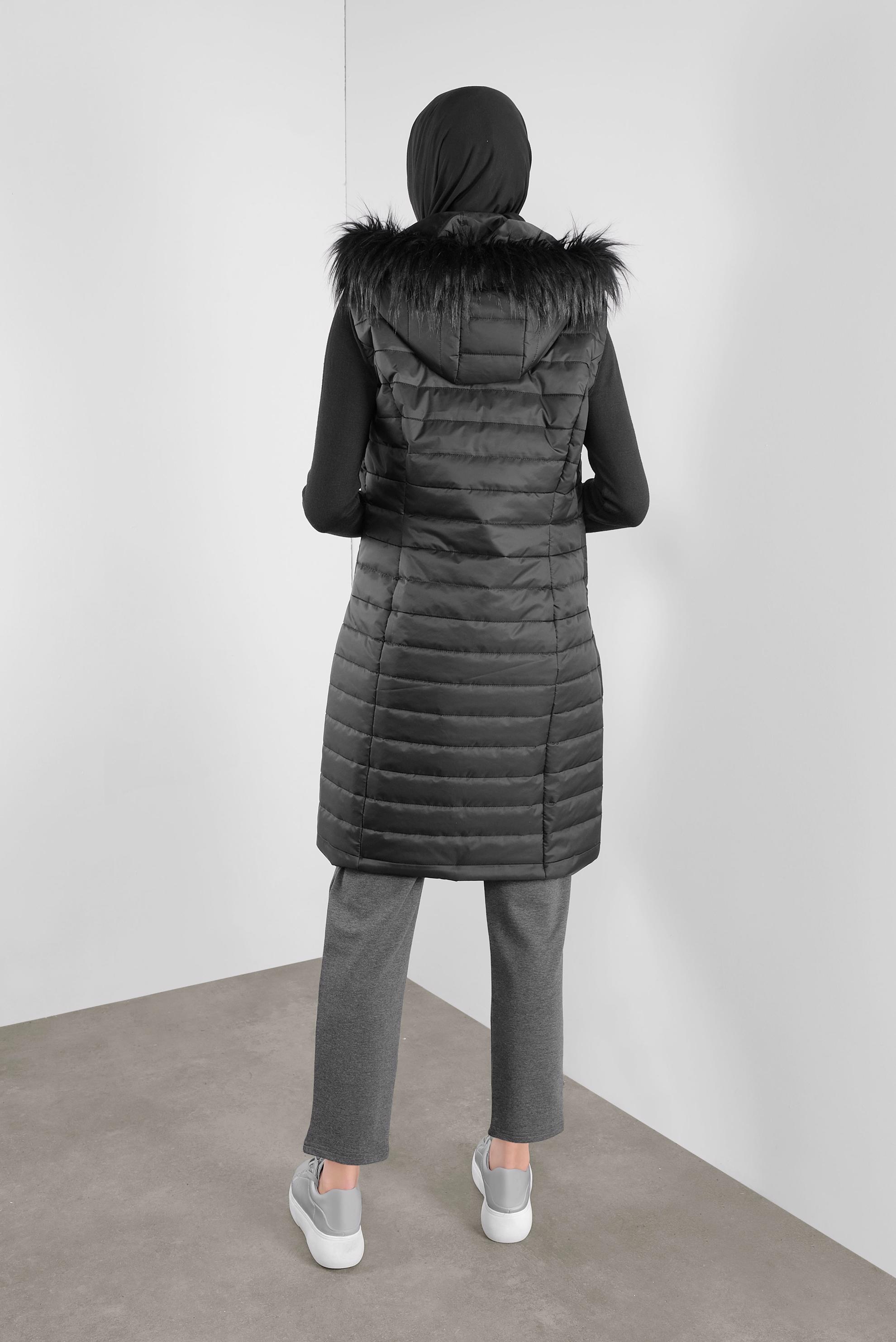 Tesettür giyim SİYAH KÜRKLÜ KAPÜŞONLU KAPİTONE YELEK 90177 