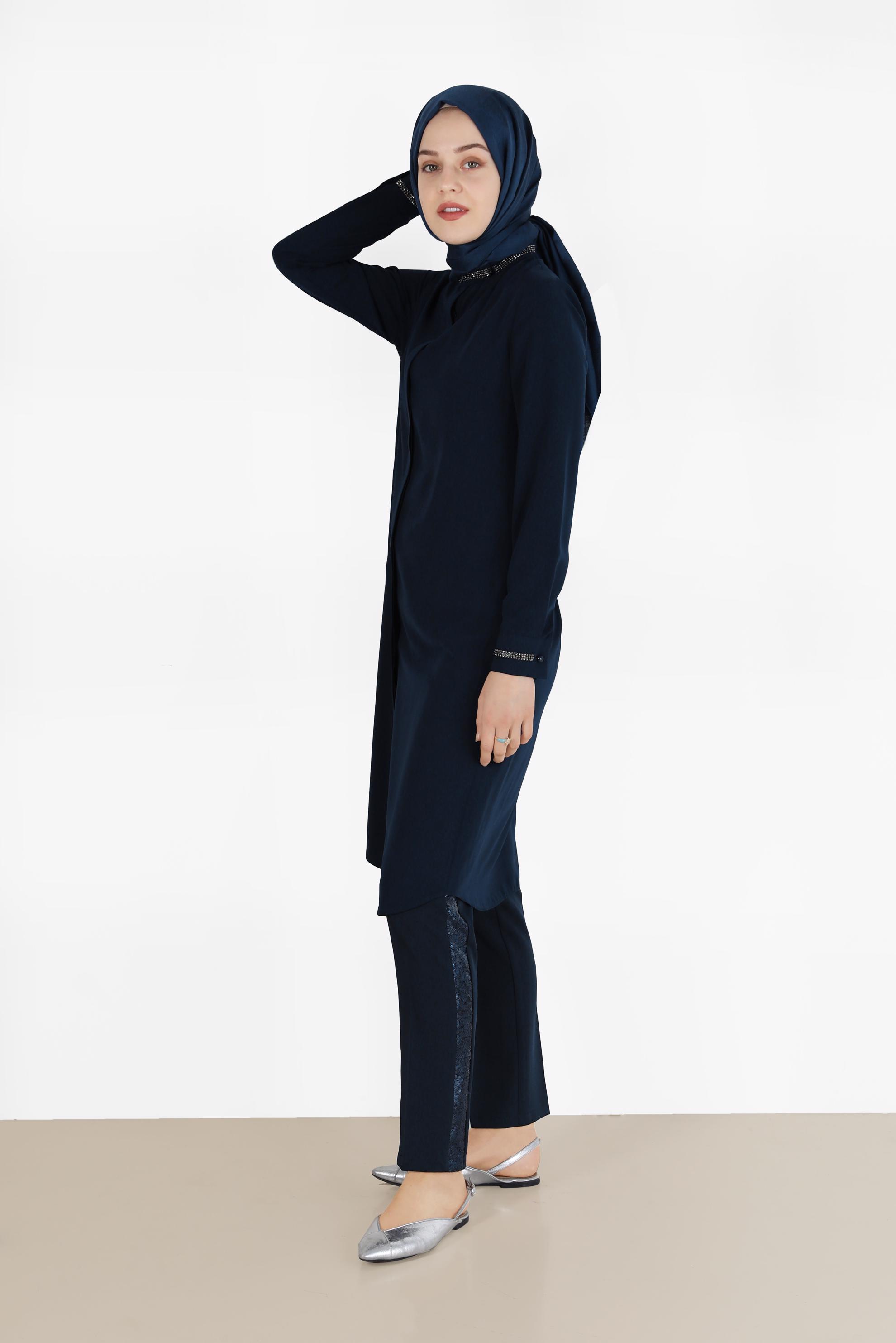 Tesettür giyim LACİVERT MANŞETİ VE YAKASI TAŞLI TUNİK 4913