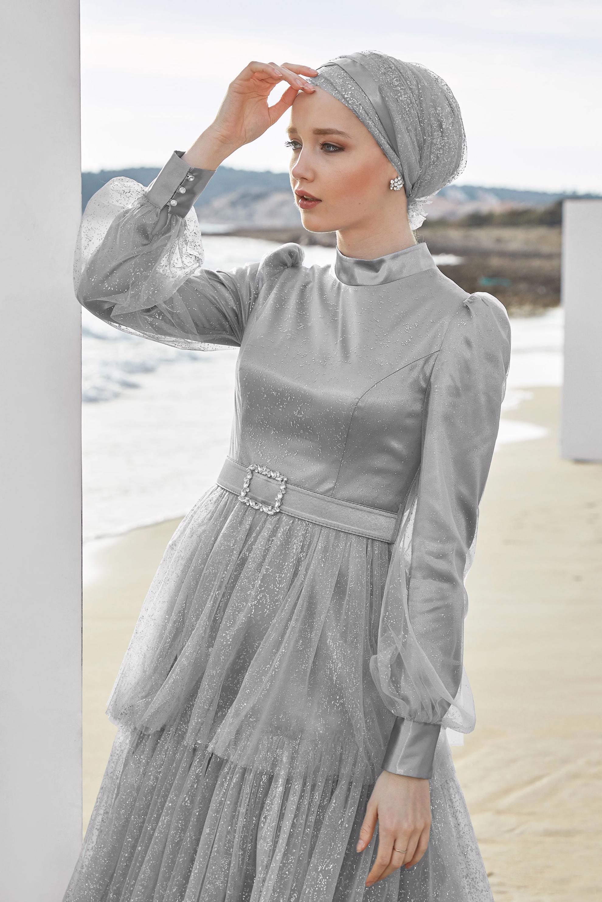 Tesettür giyim GRİ BELİ KEMERLİ TÜL DETAYLI PARLAK ELBİSE 50024