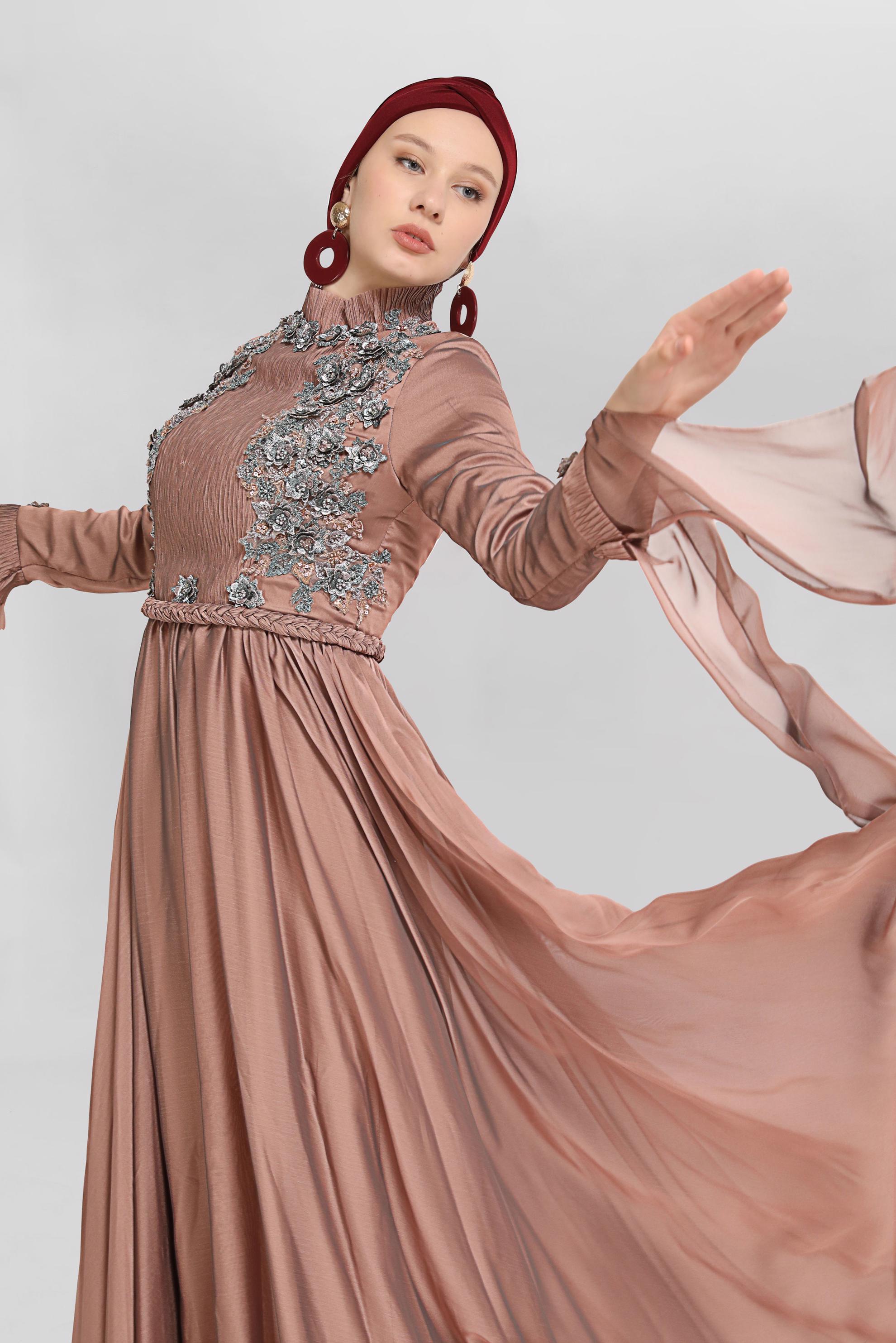 Tesettür giyim PUDRA ÇİÇEK VE TAŞ DETAYLI ABİYE ELBİSE 50057 