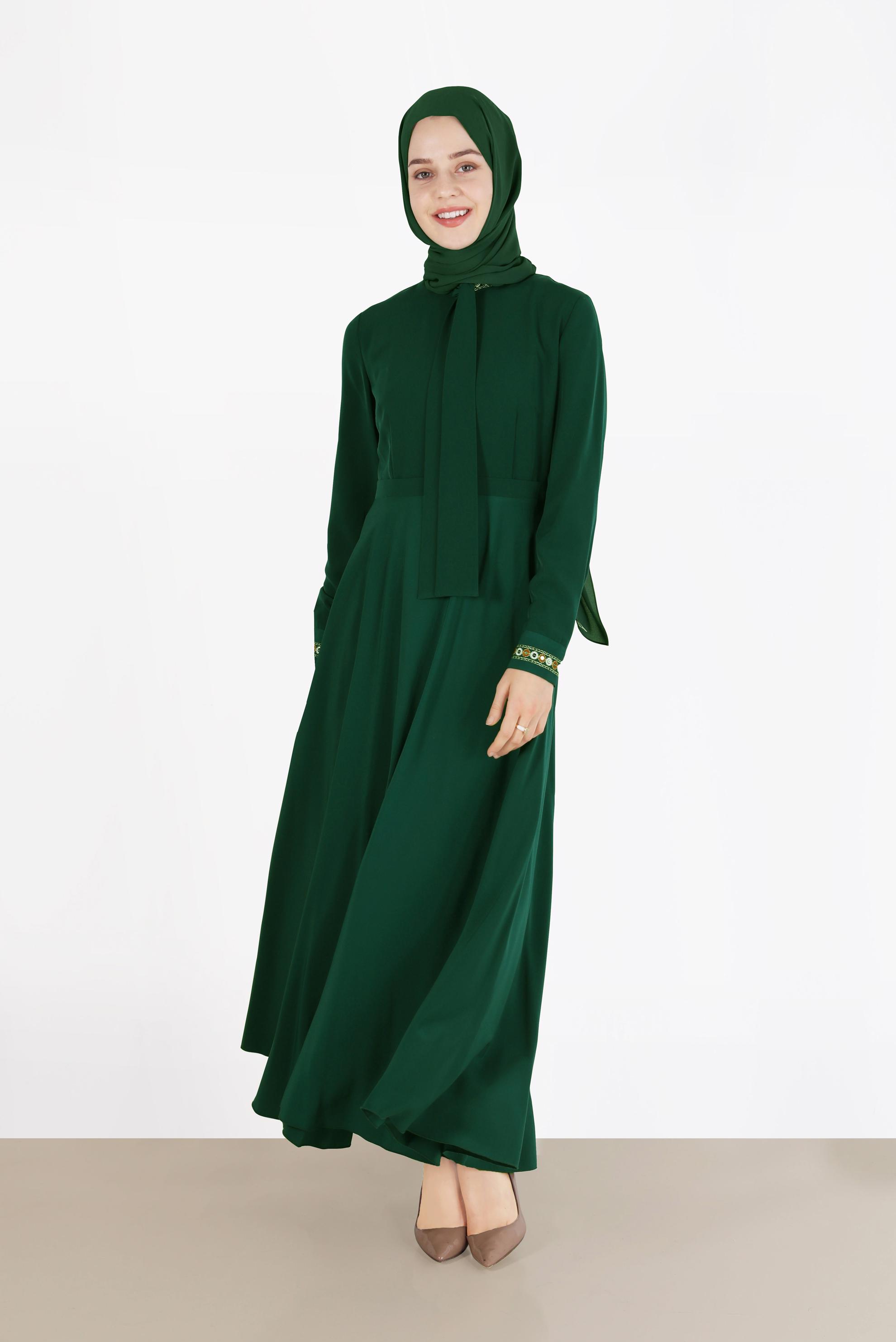 Tesettür giyim YEŞİL BOYUNDAN BAĞLAMALI NAKIŞLI ELBİSE 40231	