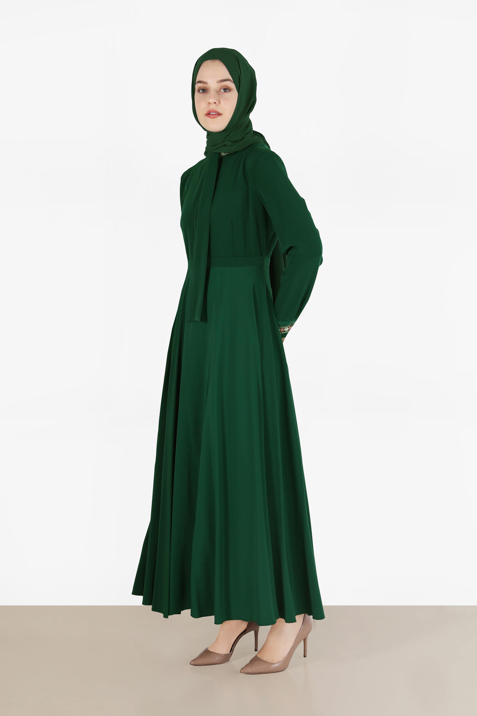 Tesettür giyim YEŞİL BOYUNDAN BAĞLAMALI NAKIŞLI ELBİSE 40231	