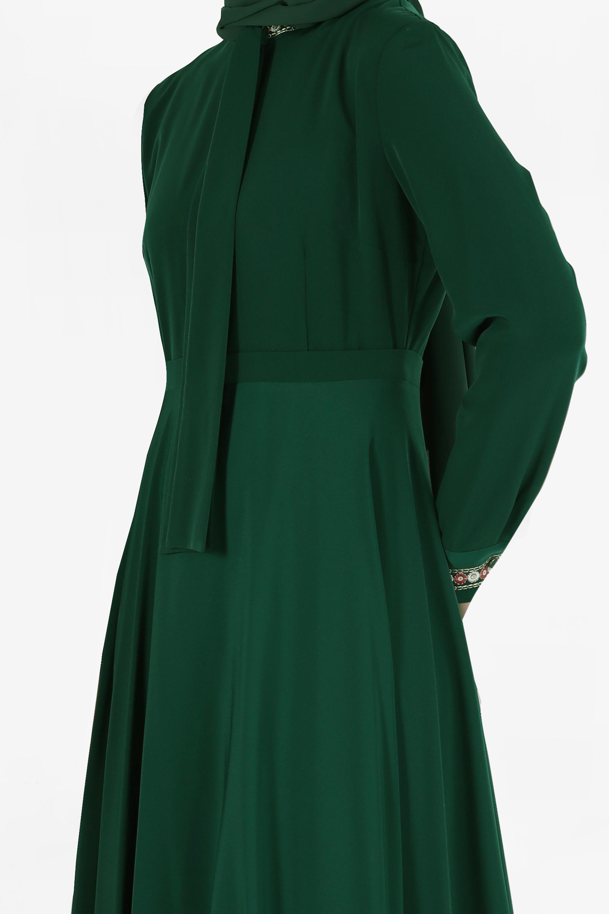 Tesettür giyim YEŞİL BOYUNDAN BAĞLAMALI NAKIŞLI ELBİSE 40231	