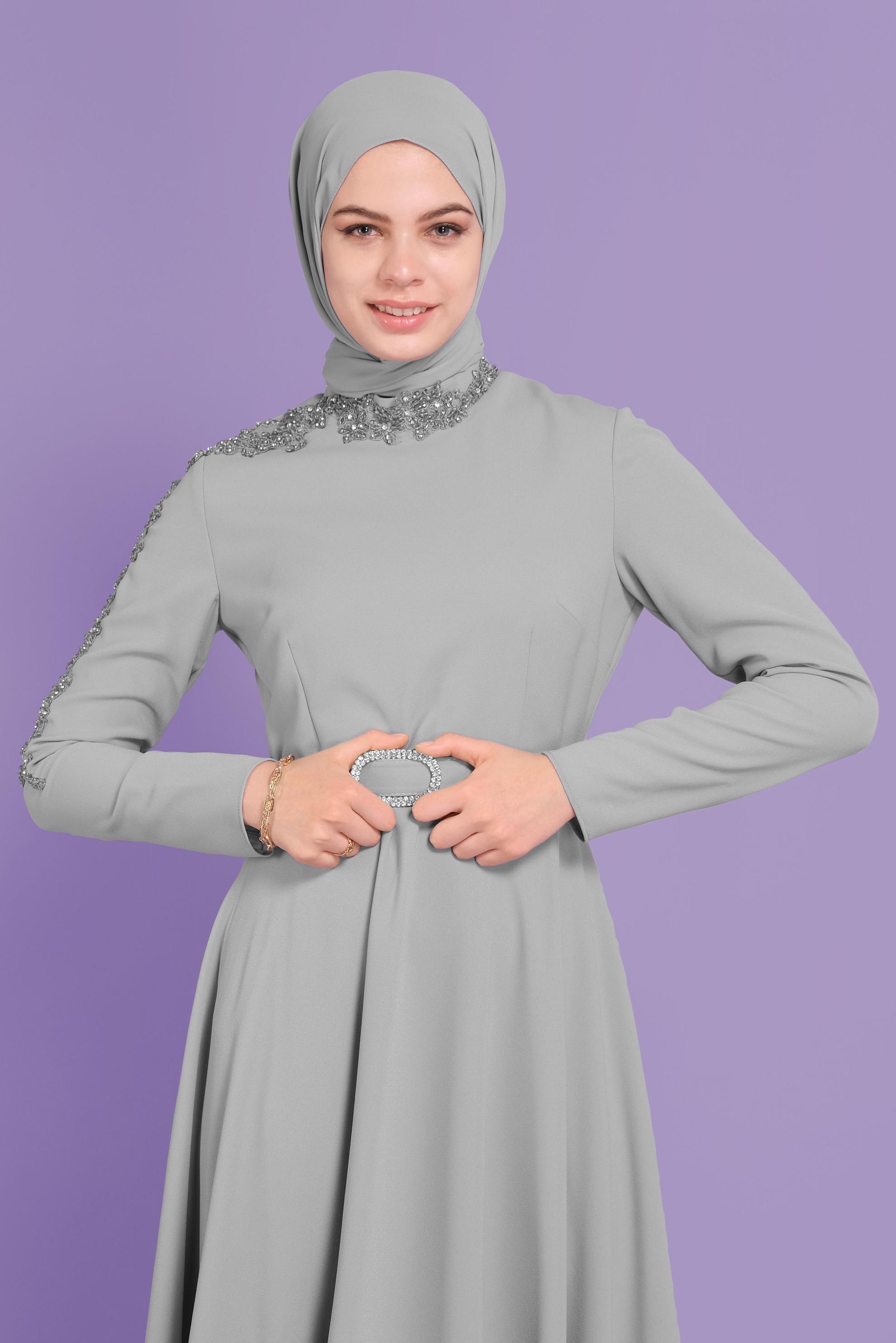 Tesettür giyim GRİ BONCUK VE TAŞ İŞLEME DETAYLI ELBİSE 40585