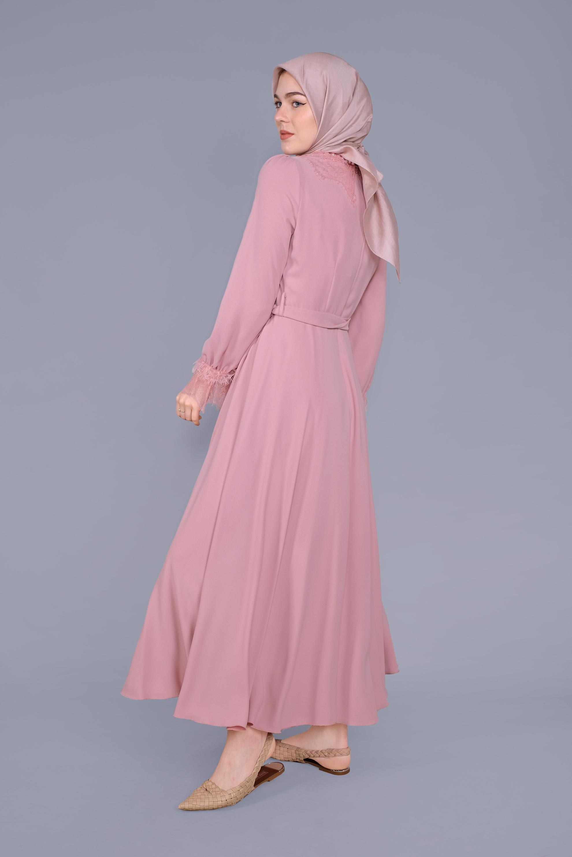 Tesettür giyim PUDRA YAKASI BONCUK İŞLEMELİ DANTEL DETAYLI ELBİSE 40691 