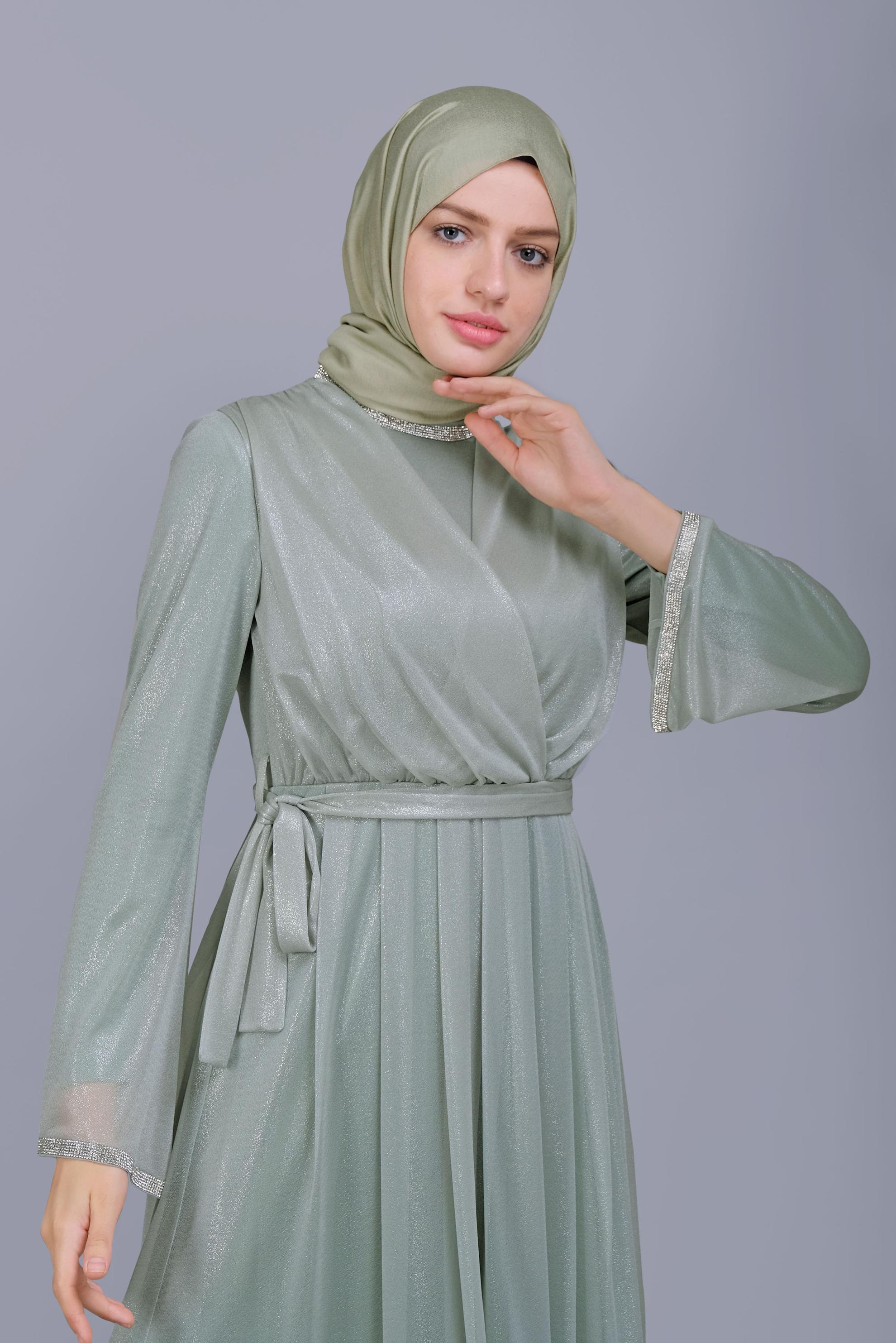 Tesettür giyim YEŞİL KUŞAKLI TAŞ BASKILI FOİL ELBİSE 40771