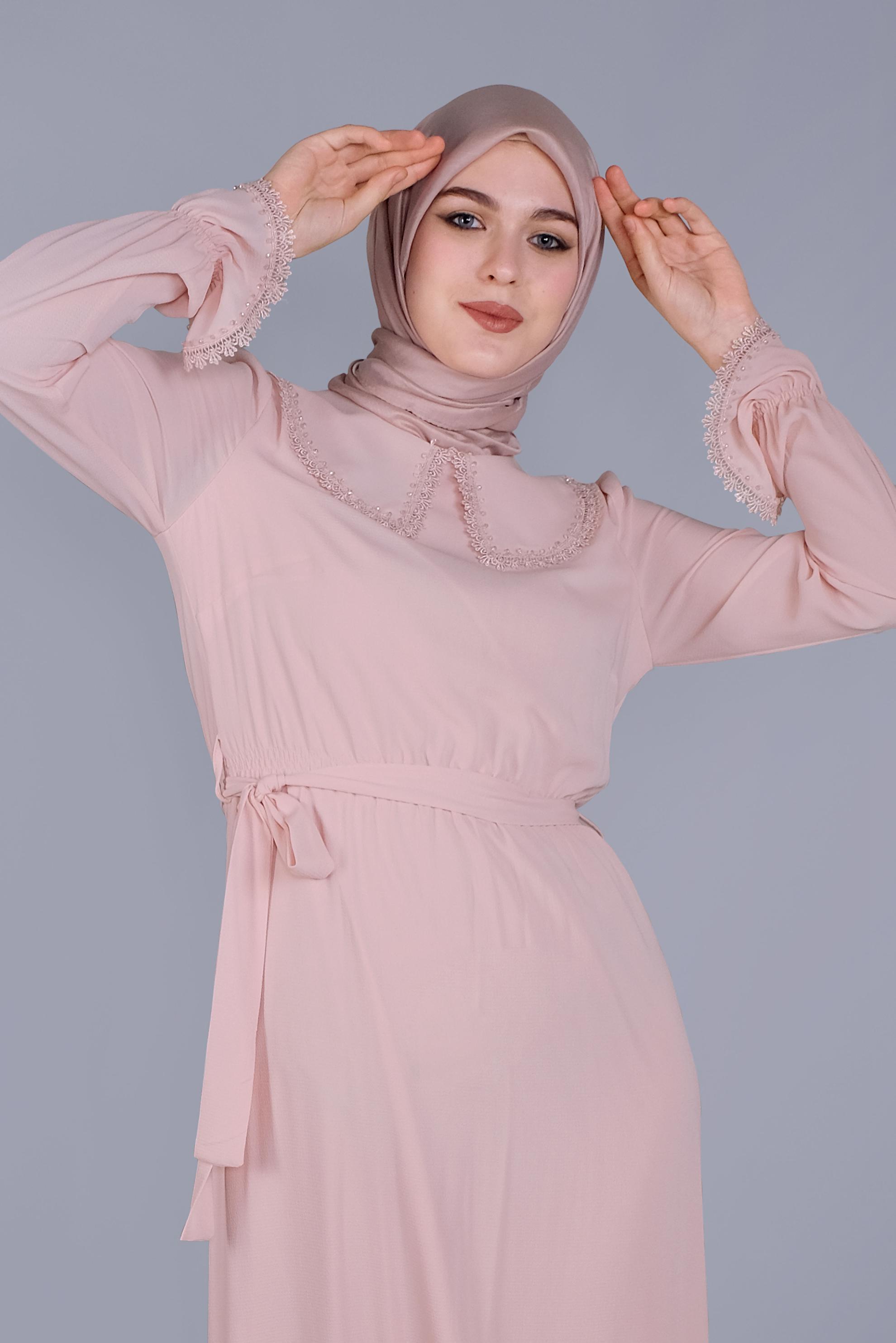 Tesettür giyim PUDRA BONCUKLU NAKIŞLI MANŞETLERİ LASTİKLİ ELBİSE 40800 