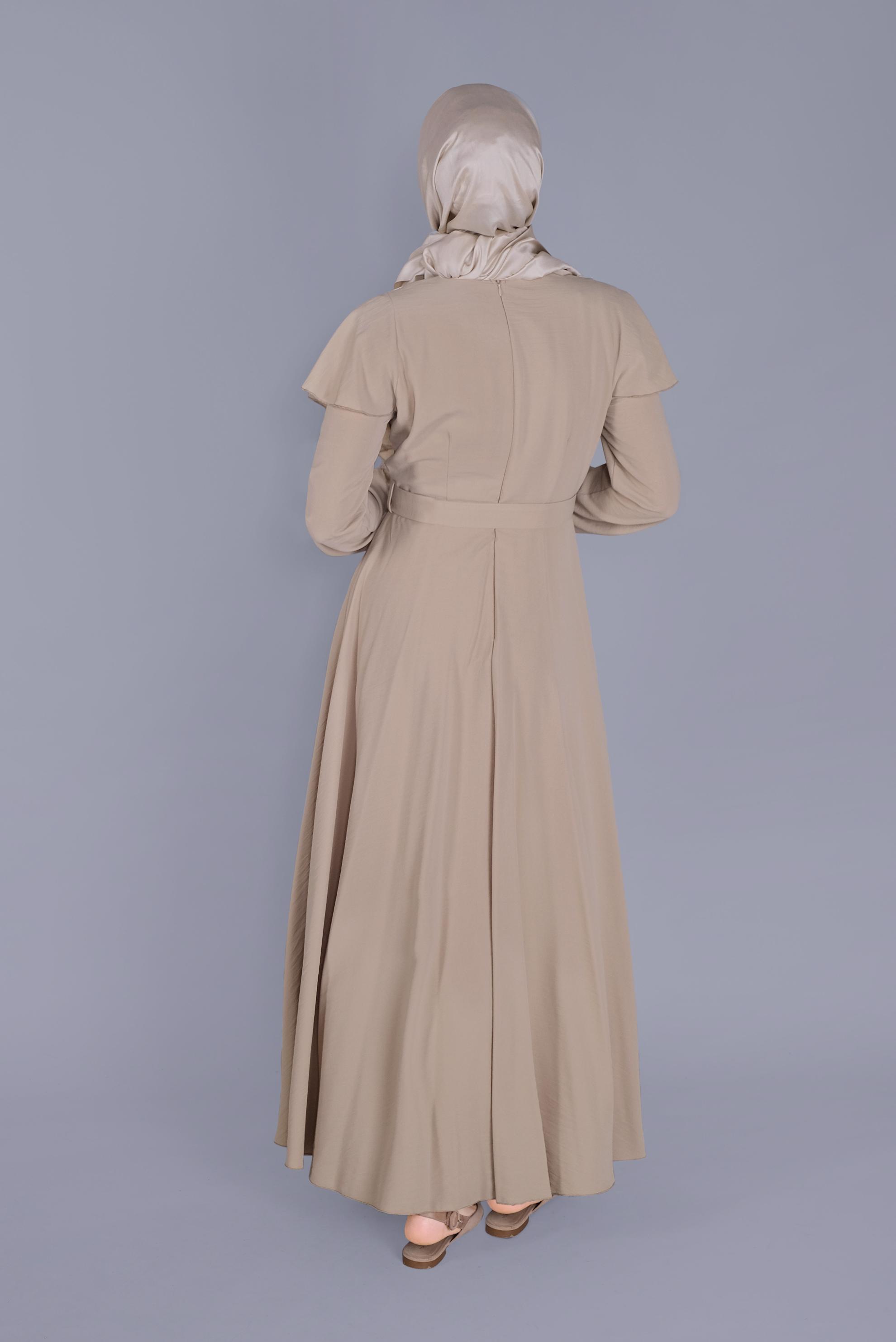 Tesettür giyim BEJ VOLANLI GÜPÜR DETAYLI ELBİSE 40815 