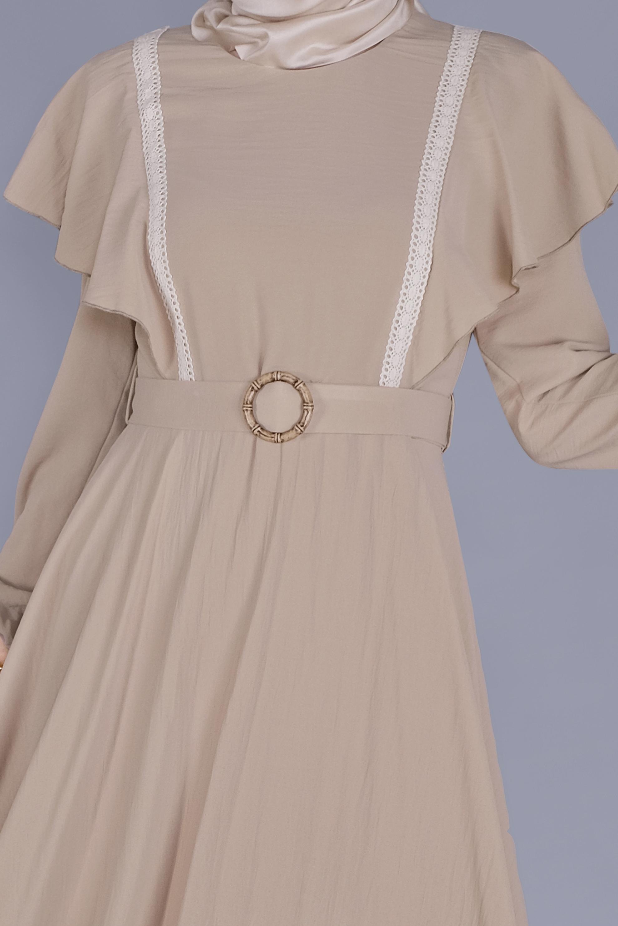 Tesettür giyim BEJ VOLANLI GÜPÜR DETAYLI ELBİSE 40815 