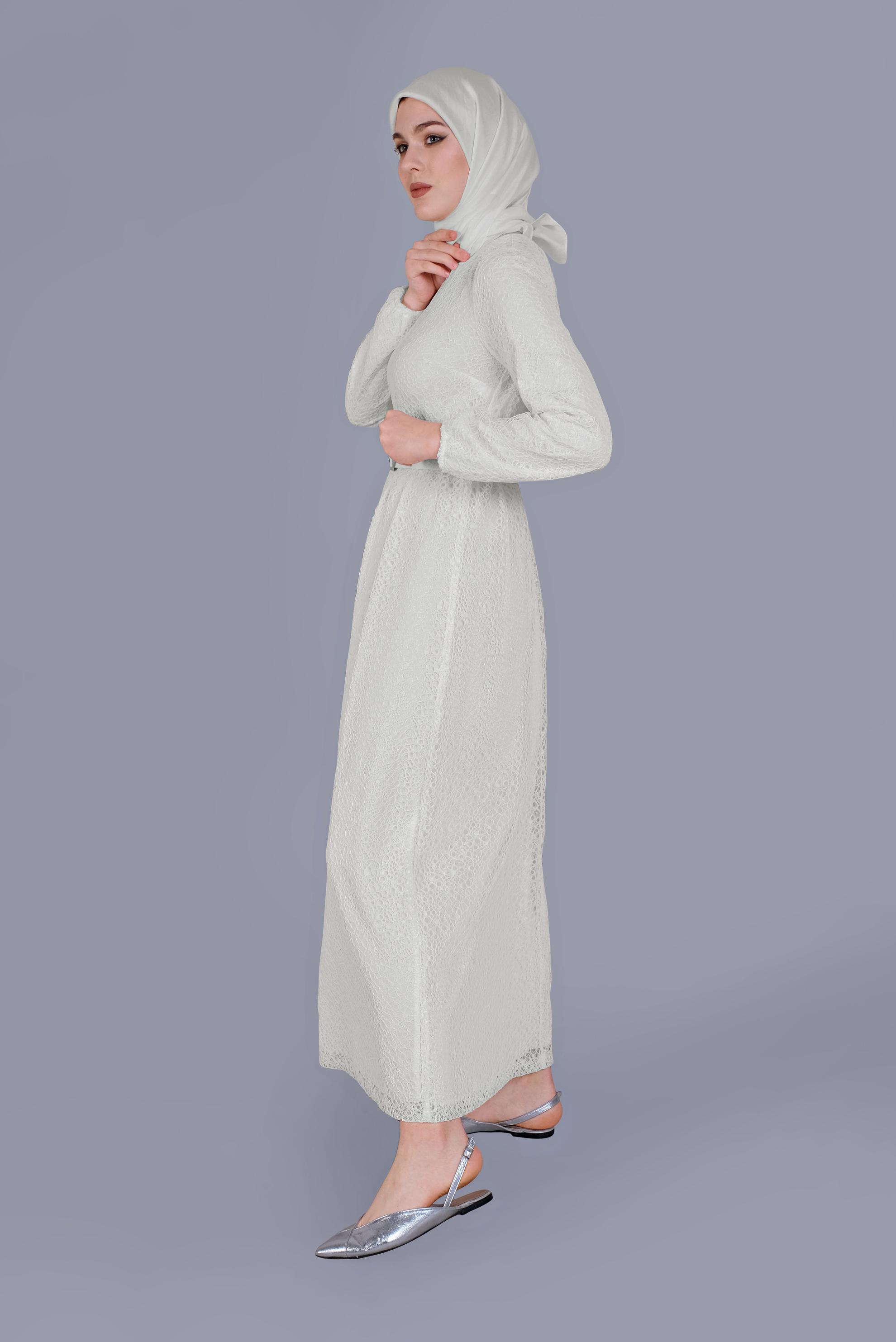 Tesettür giyim BEYAZ MANŞETLERİ LASTİKLİ KEMERLİ DANTEL ELBİSE 40827 