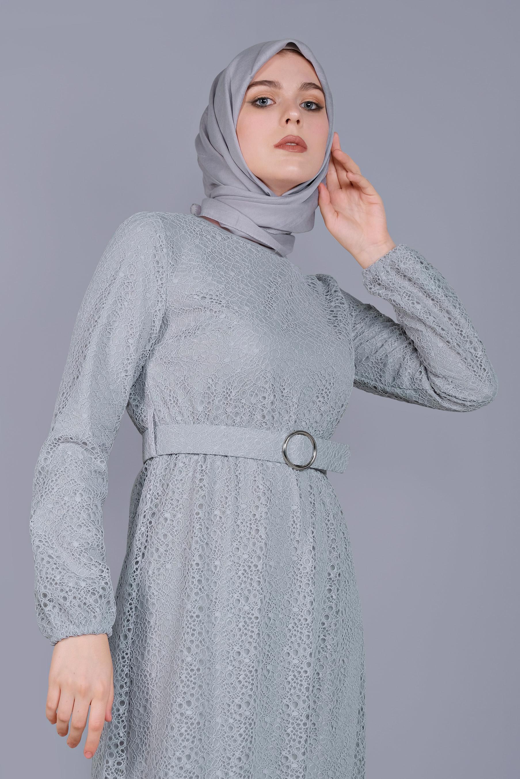 Tesettür giyim GRİ MANŞETLERİ LASTİKLİ KEMERLİ DANTEL ELBİSE 40827 