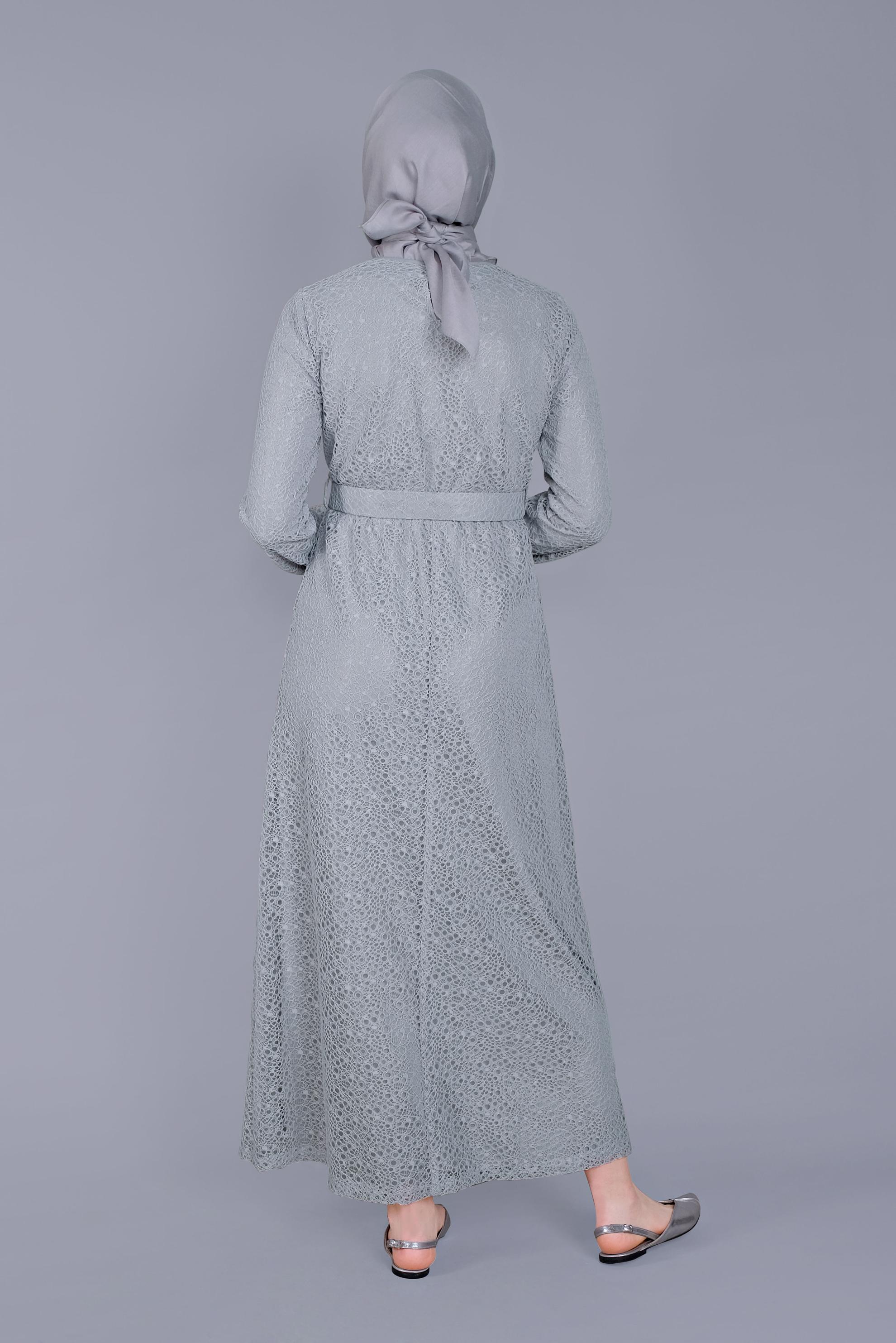 Tesettür giyim GRİ MANŞETLERİ LASTİKLİ KEMERLİ DANTEL ELBİSE 40827 