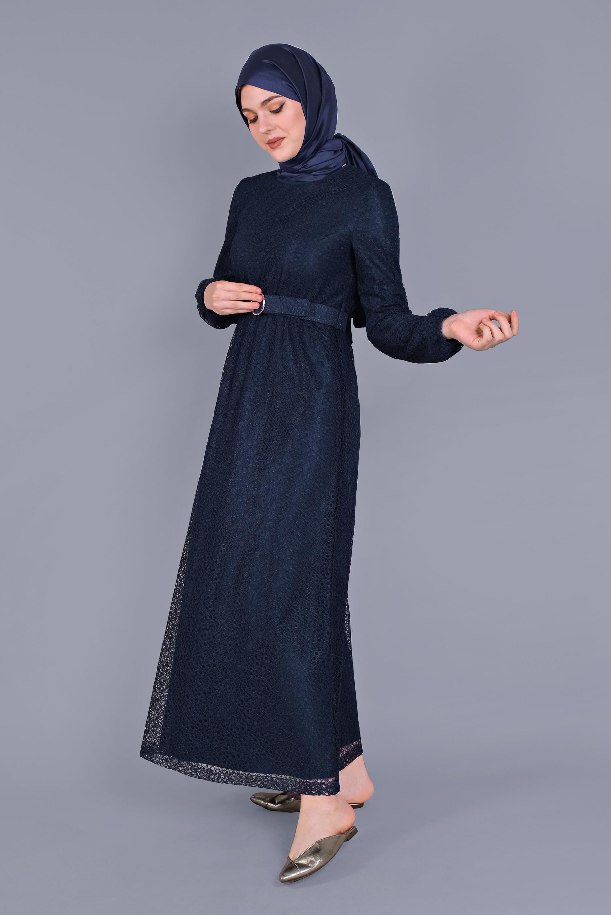 Tesettür giyim LACİVERT MANŞETLERİ LASTİKLİ KEMERLİ DANTEL ELBİSE 40827 