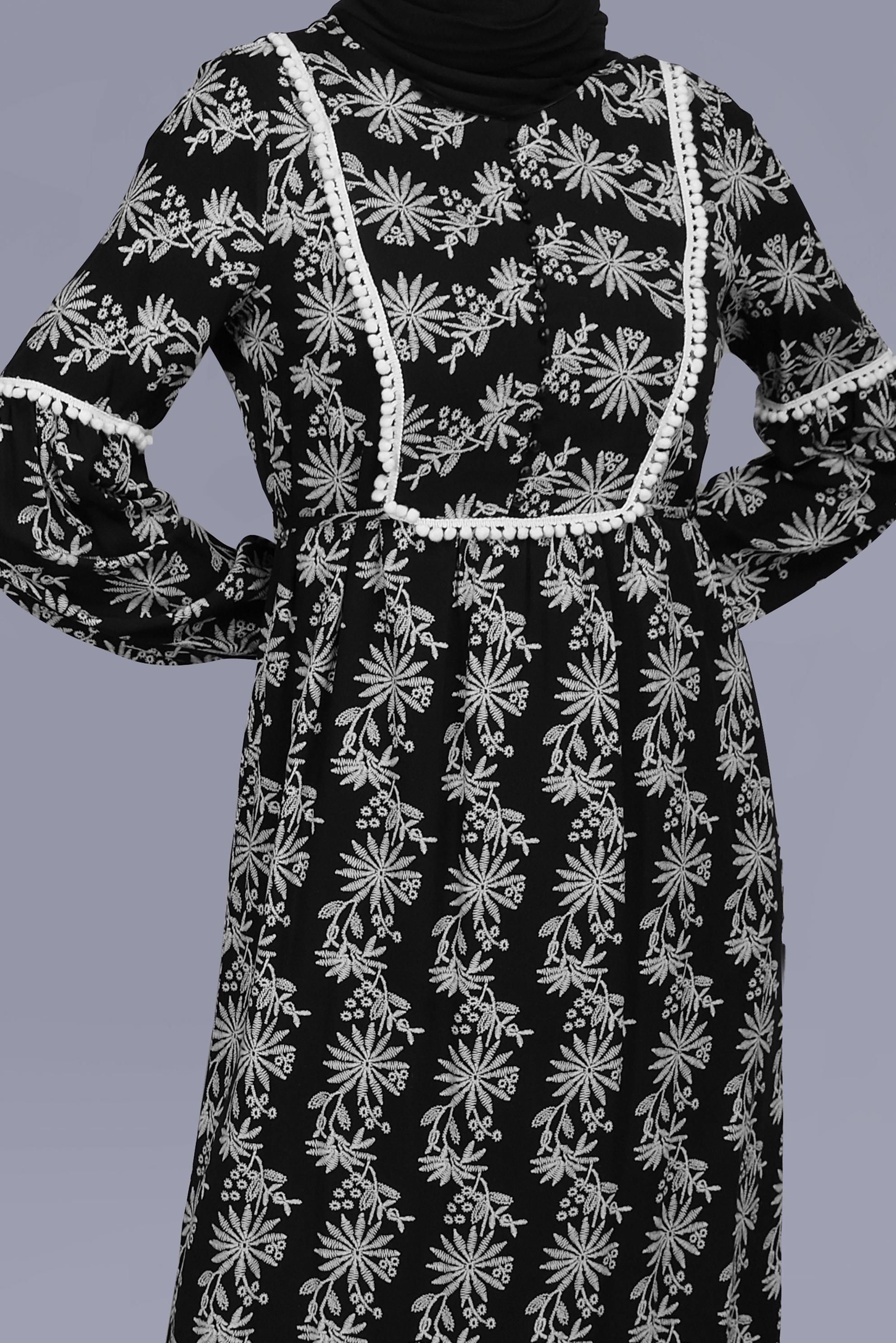 Tesettür giyim SİYAH NAKIŞLI MANŞETLERİ LASTİKLİ ELBİSE 40834 