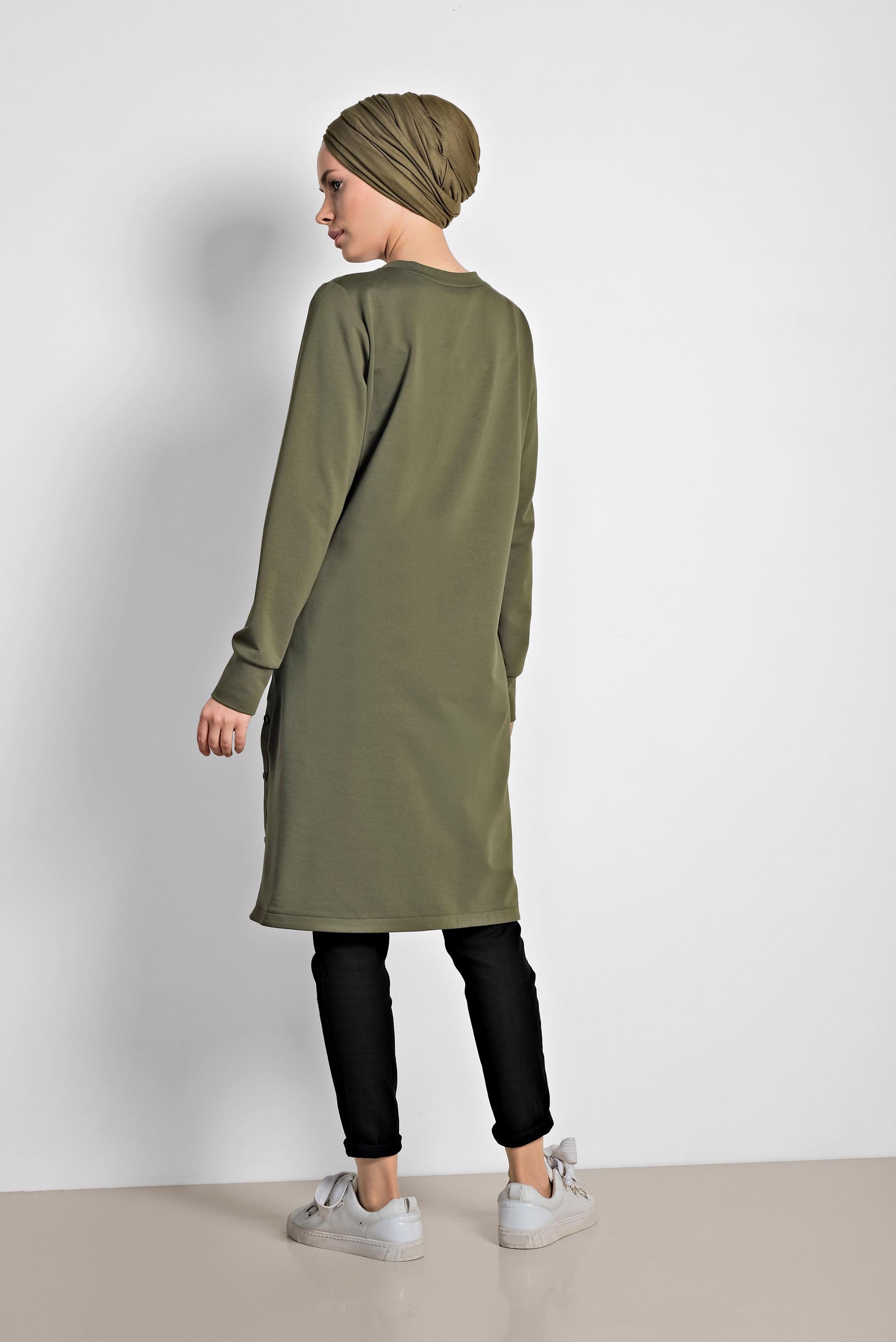 Tesettür giyim HAKİ YANDAN DÜĞME DETAYLI SPOR TUNİK 4896	
